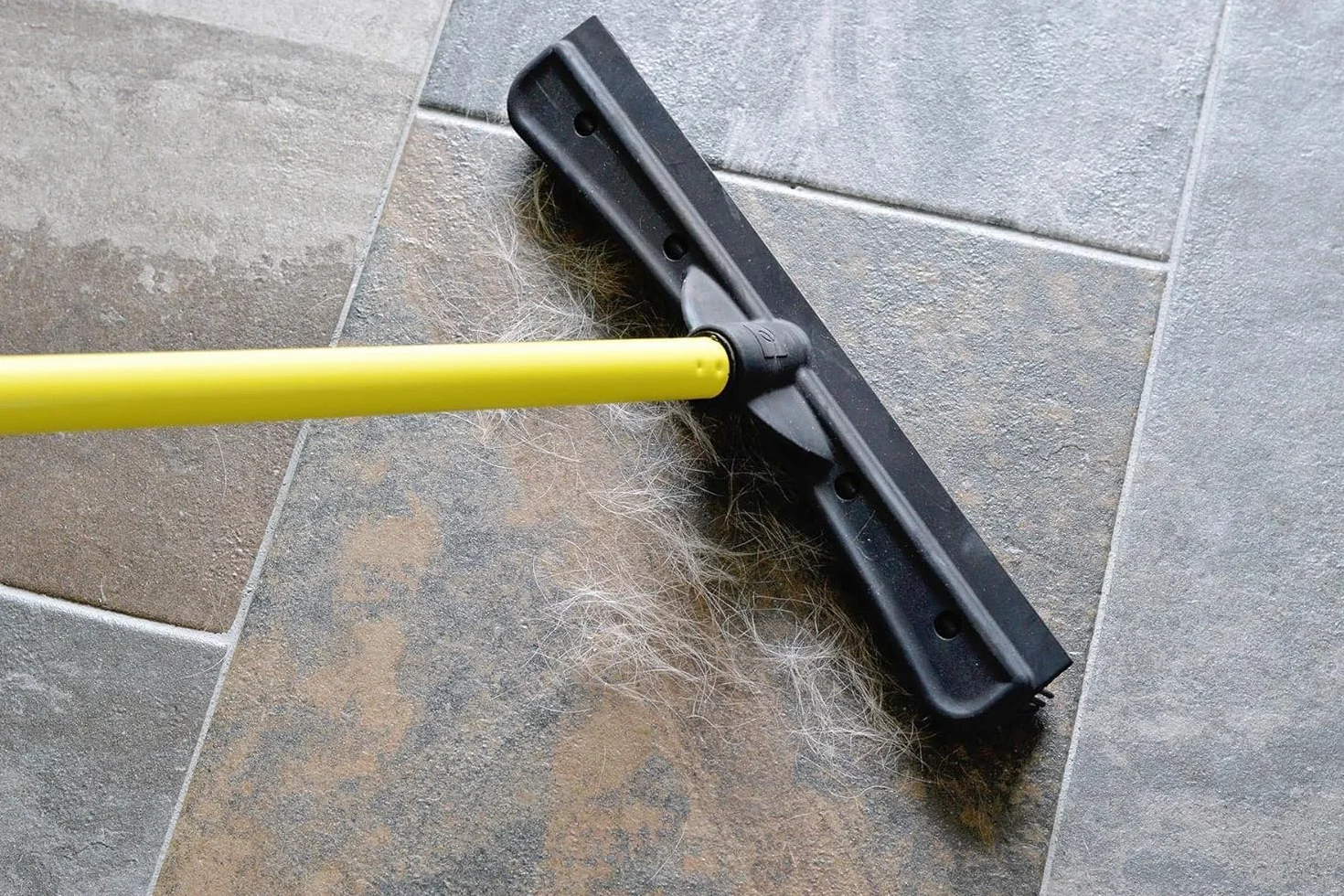 FURemover Oryginalna gumowa miotła do sierści zwierząt domowych ze ściągaczką, z teleskopowym uchwytem 147 cm do dywanu, płytek i twardego drewna