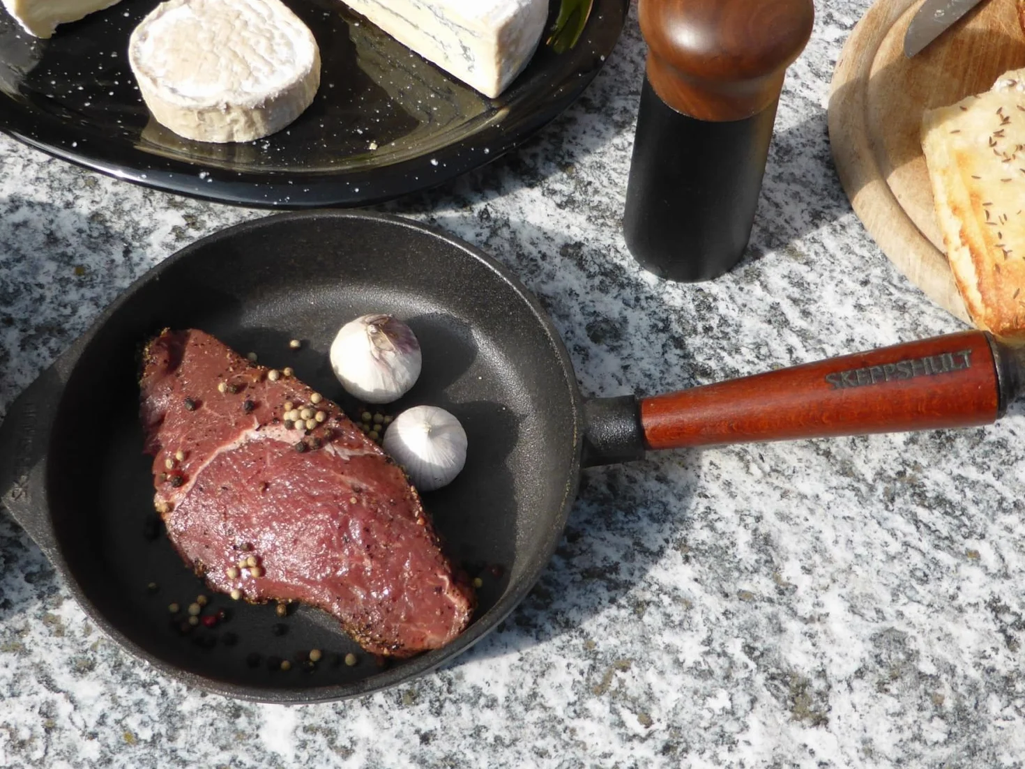 Skeppshult patelnia z drewnianym uchwytem, patelnia do serwowania, patelnia do grillowania/wok żeliwo + ściereczka z mikrofibry Prymo, kolor okrągły, rozmiar 22 cm