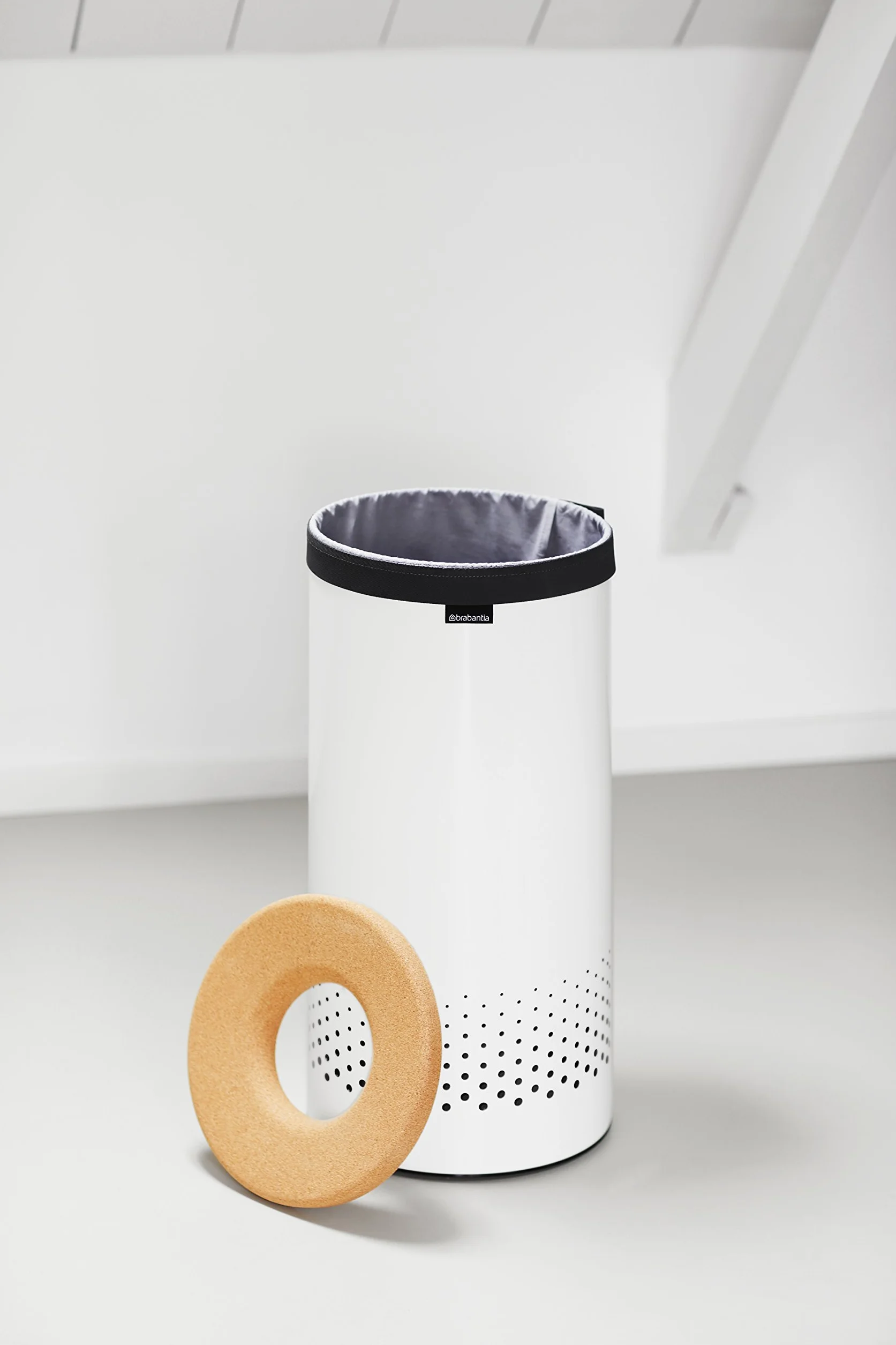 Brabantia Stalowy kosz na bieliznę 35L, pokrywa z korka, Biały