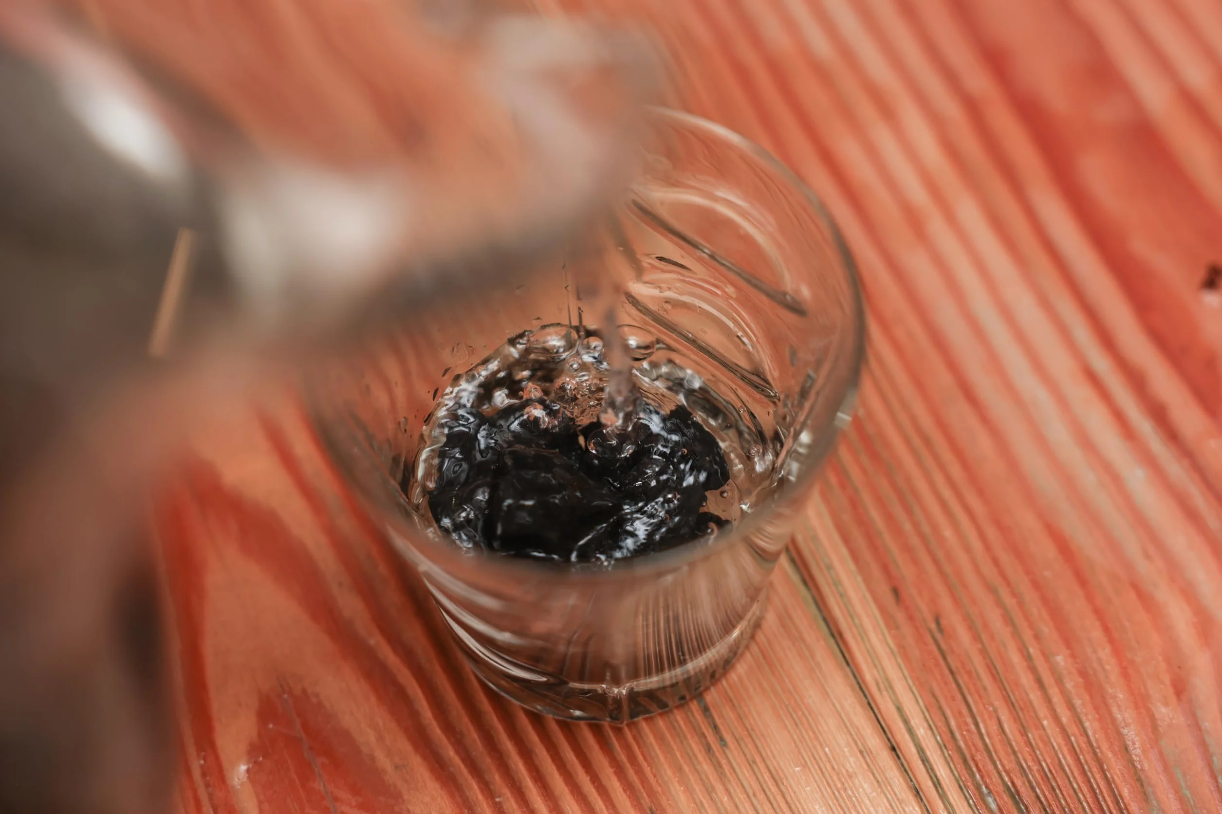 Heka Naturals Shungite Water Chips | Kryształy filtrujące wodę do wody pitnej, idealne do oczyszczania wody, kryształy lecznicze, dekoracja domu, idealne do stosowania jako filtr wody w sprzęcie kempingowym (0.5)