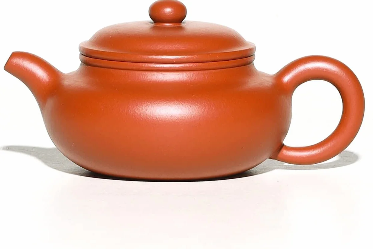 Delikatny ręcznie wykonany zestaw czajniczek Zisha, fioletowy gliniany dzbanek do herbaty 255 ml z 2 filiżankami, chiński zaparzacz Kungfu herbata liściasta (Fanggu)