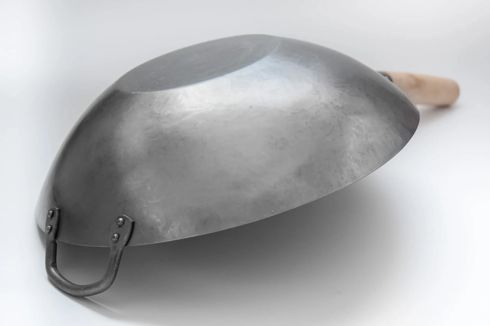 Craft Wok 731W316 ręcznie młotkowany wok ze stali węglowej z drewnianym i stalowym uchwytem pomocniczym, 35 cm, płaskie dno