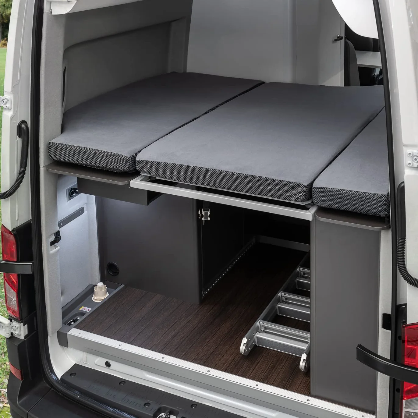 fährt mit einer Kempingowy-Hütte, einer Hecke, einem VW T5, einem T6, Beach Ocean Gran 600 680 (Szary, einem T6.1 California, einem 2-Sterne-Hotel)