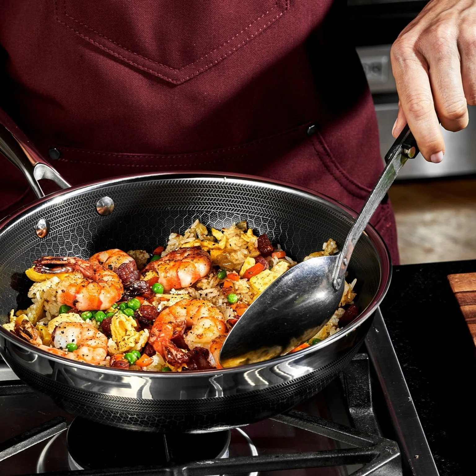 HexClad Hybrydowy nieprzywierający wok 25 cm, uchwyt utrzymujący chłód, gotowy do mycia w zmywarce, do piekarnika do 480°C, indukcyjności i kompatybilny ze wszystkimi płytami