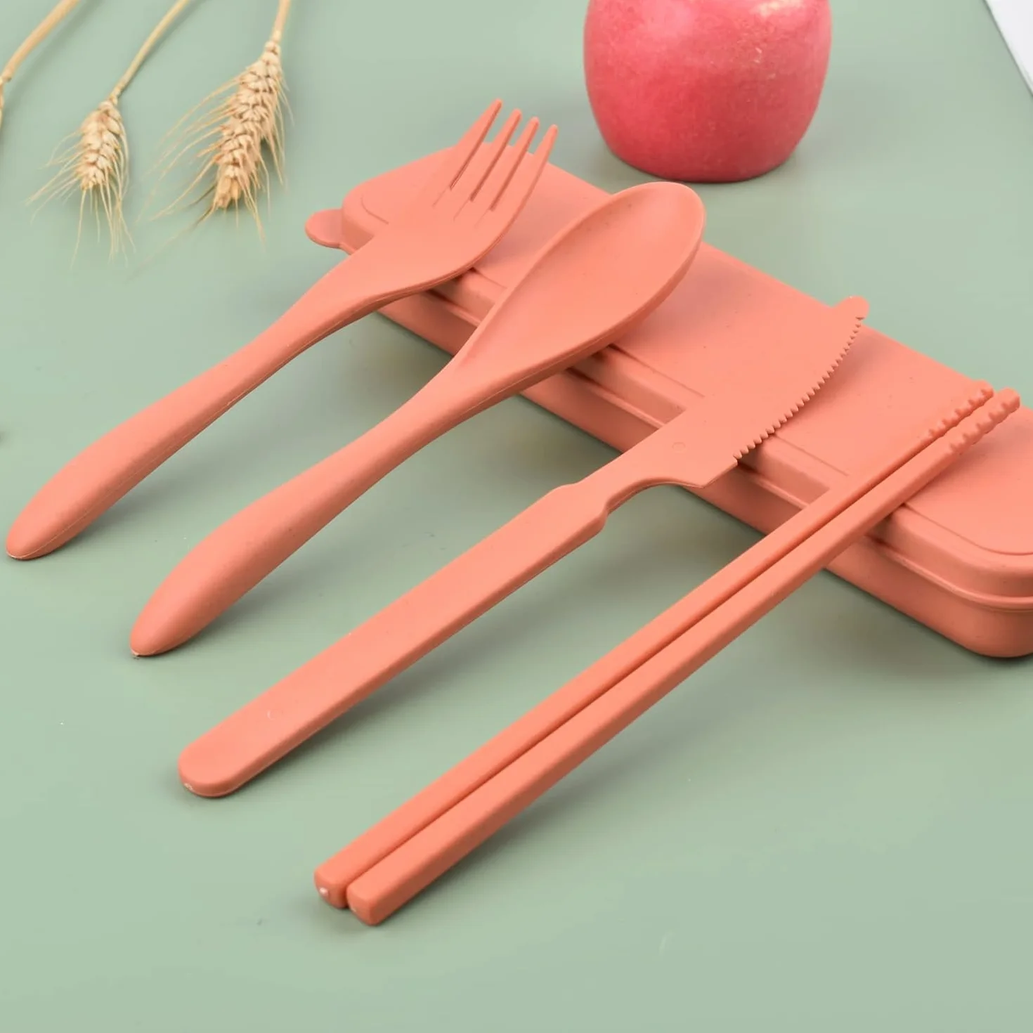 Zestaw sztućców podróżnych z etui, przenośny zestaw plastikowych sztućców, nóż wielokrotnego użytku, widelec, łyżka, pałeczki, zestaw przyborów kempingowych (4 zestawy)