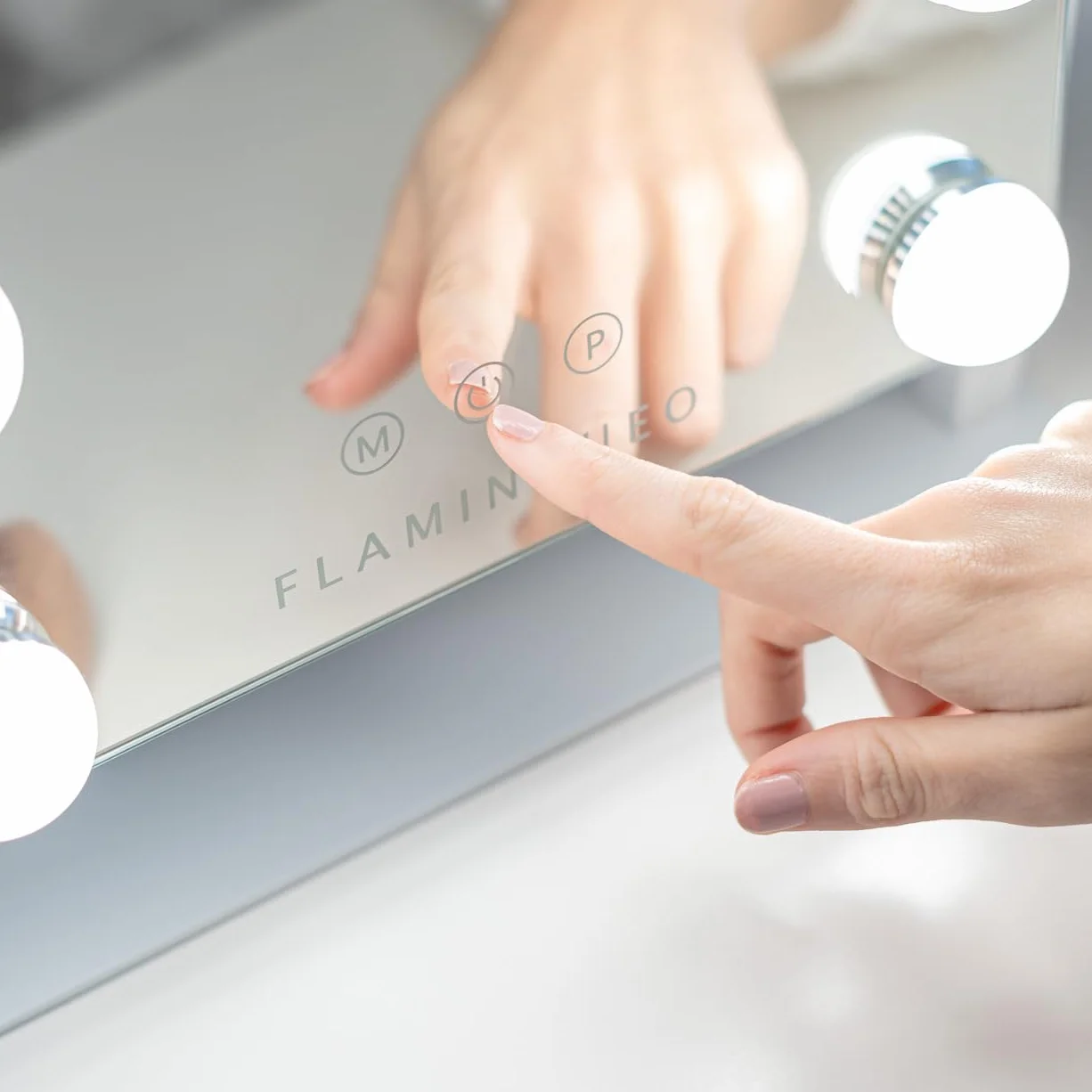 Flamingueo Hollywood Lusterko do Makijażu z Oświetleniem - 9 LED - 3 Tryby - Regulowana Intensywność - Sterowanie Dotykowe - Regulowana Pozycja - Biały - 30,5x6x36cm