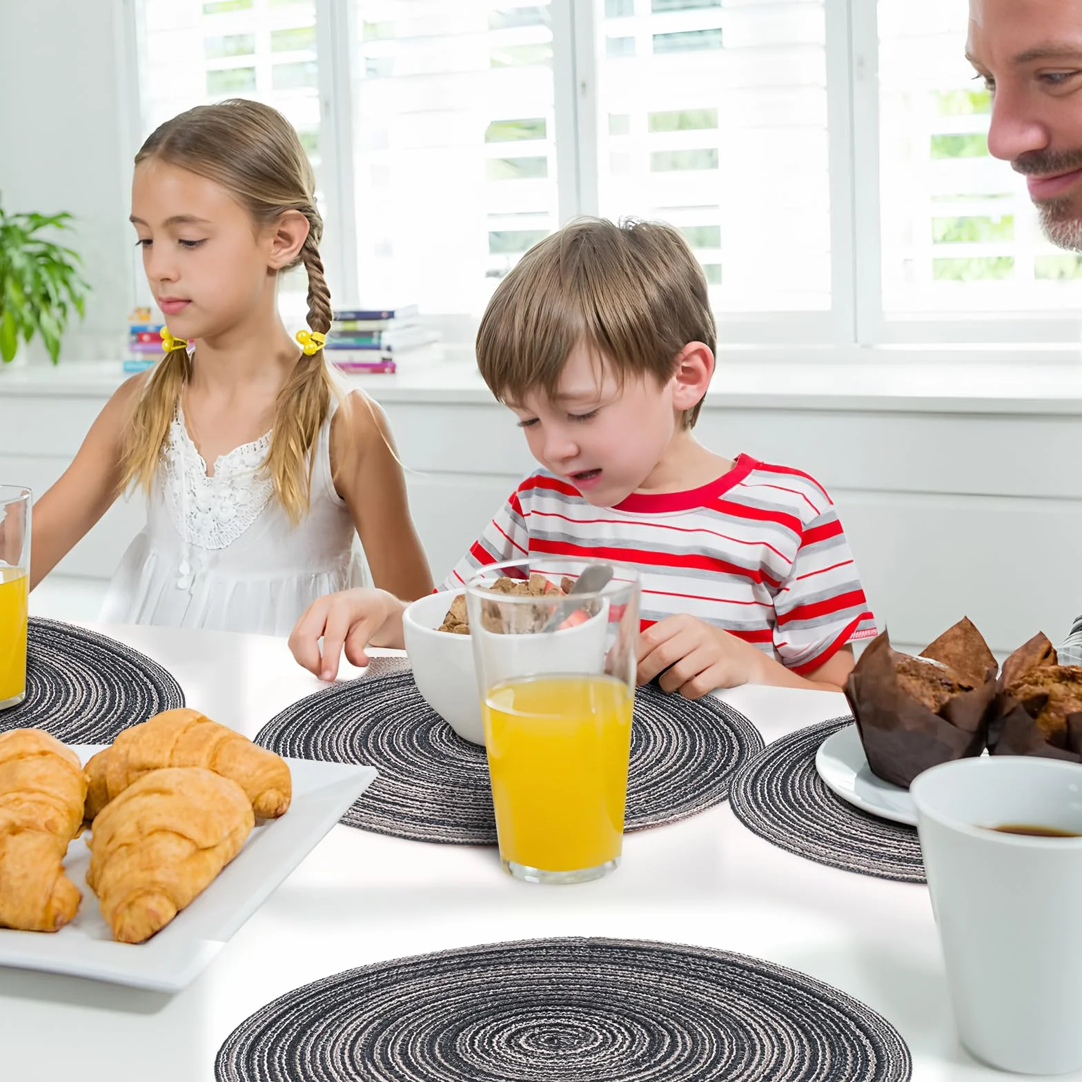4 okrągłe podkładki stołowe, zmywalne, 30 cm, plecione, odporne na wysokie temperatury, w stylu boho, bawełniane, zmywalne, do jadalni, kuchni, na wesele, do hotelu, szaro-czarne