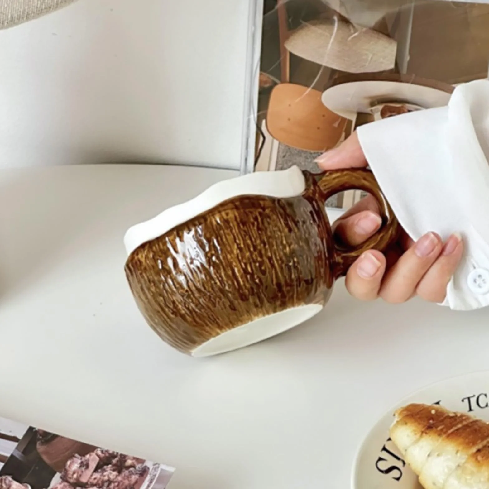 Ceramiczny kubek kokosowy 13 cm z łyżeczką tropikalny brązowy na koktajle