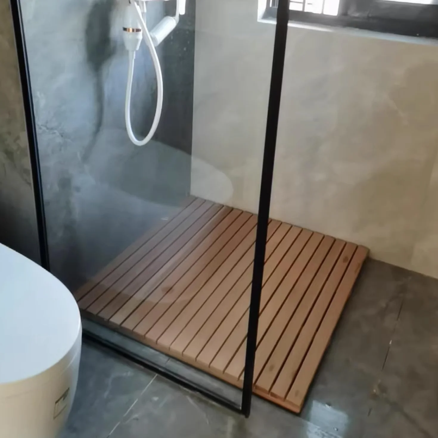Mata łazienkowa z naturalnego czerwonego drewna cedrowego, antypoślizgowa brodzik pod prysznic, mata pod drzwi do łazienki, antykorozyjna drewniana mata podłogowa (100 x 100 cm) - stylowa i trwała