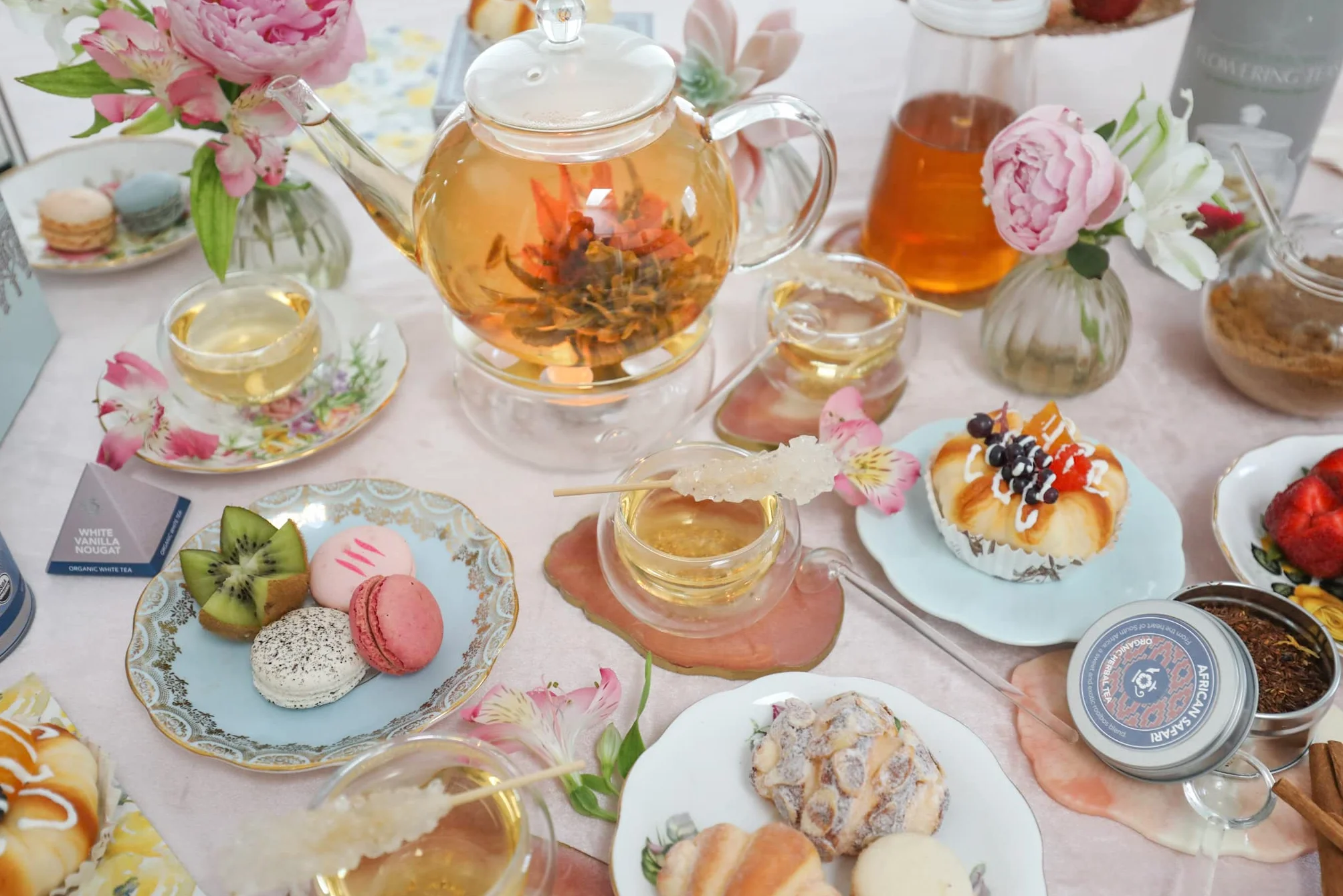 Teabloom Szklany czajniczek na płytę kuchenną i kuchenkę mikrofalową, ze zdejmowanym zaparzaczem do herbaty sypkiej, zawiera 2 kwitnące herbaty, czajnik do herbaty 1,2 l i zaparzacz do herbaty