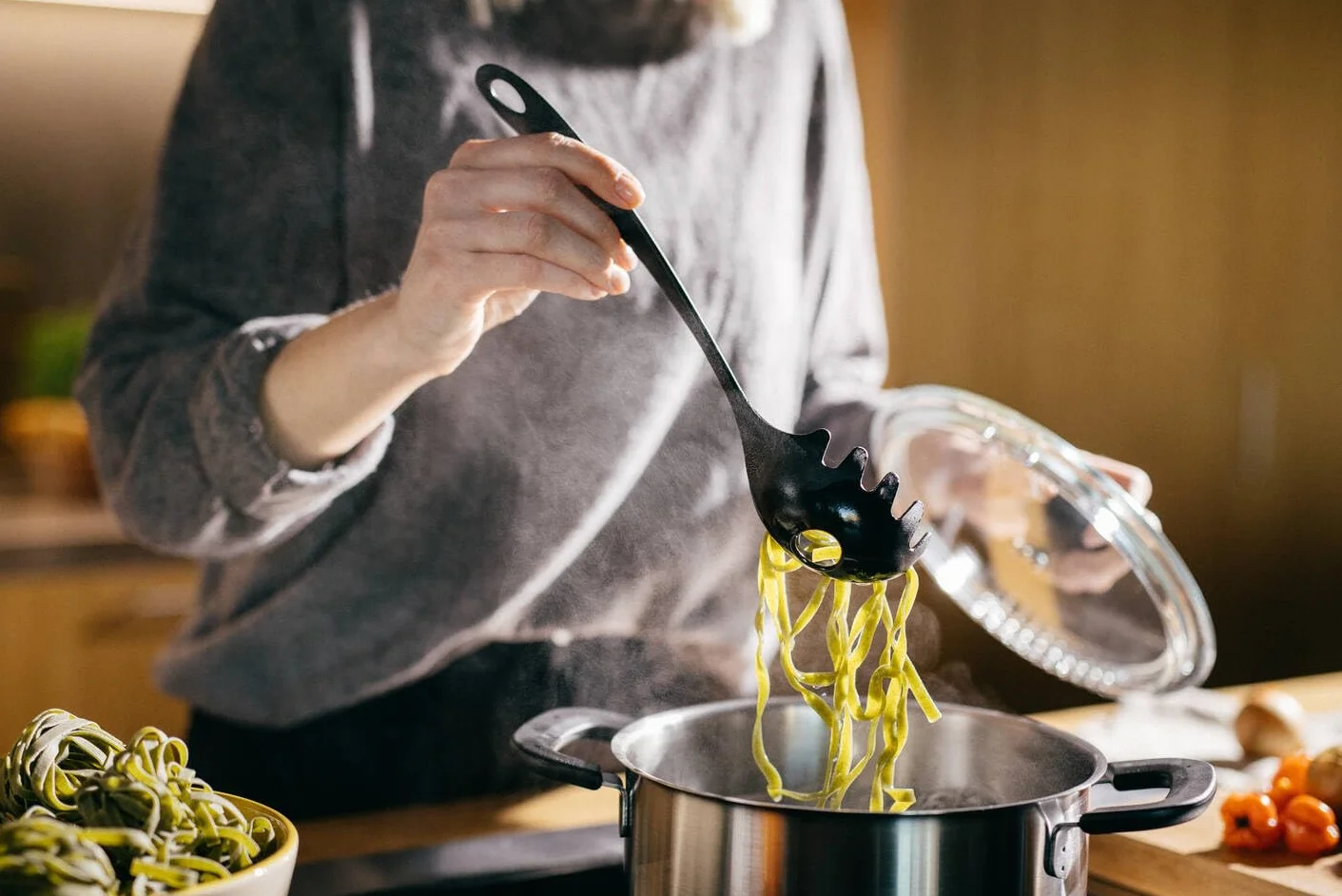 Fiskars Łyżka do makaronu 28,5 cm Essential plastikowa czarna