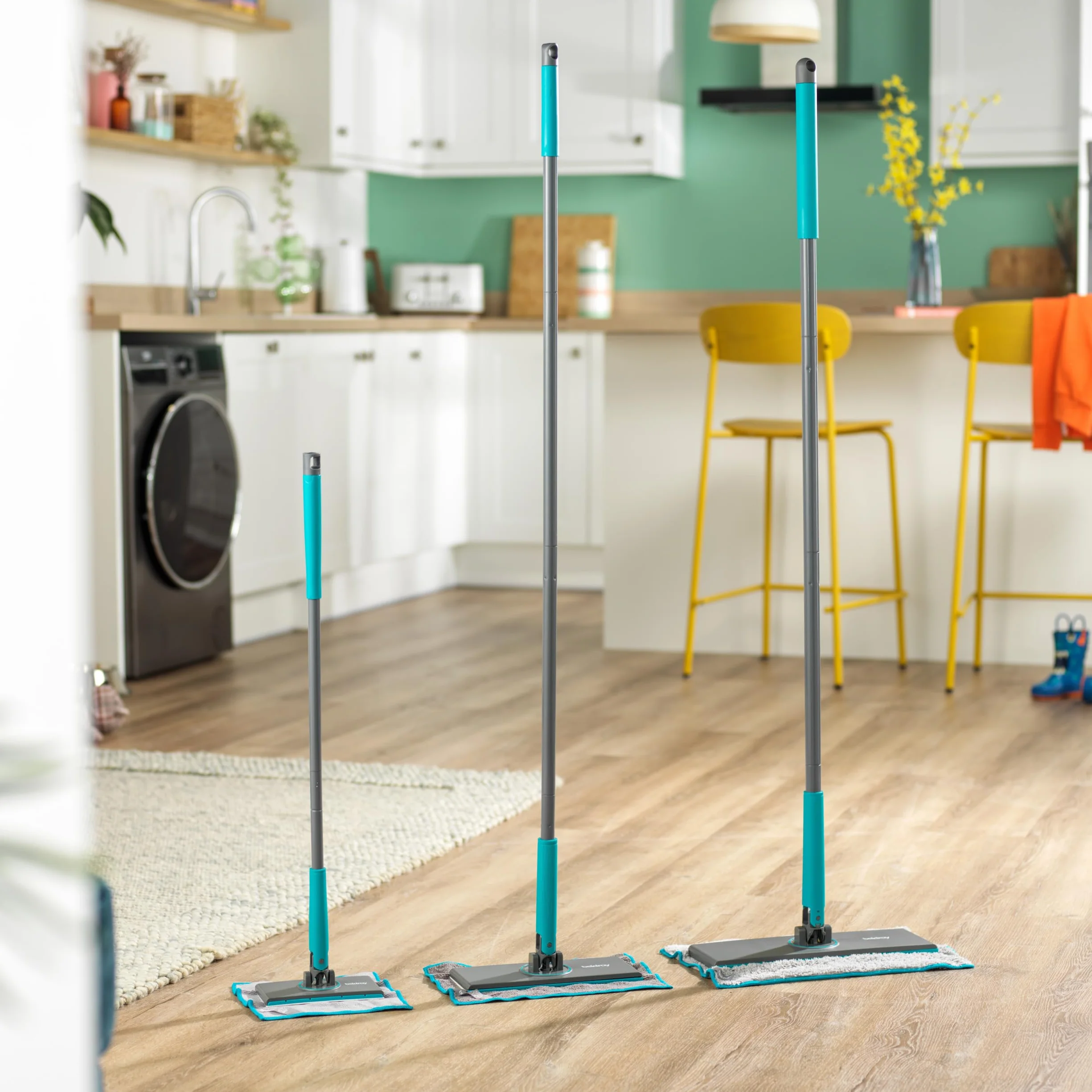 Beldray Anti-Bac Mop łazienkowy z zaczepem Clip-to-Grip - Duża końcówka mopa, Płytki/Podłoga/Lustra/Wanna, Higieniczne uchwyty na kliknięcie, Główka obrotowa 360°, 4 ścierki