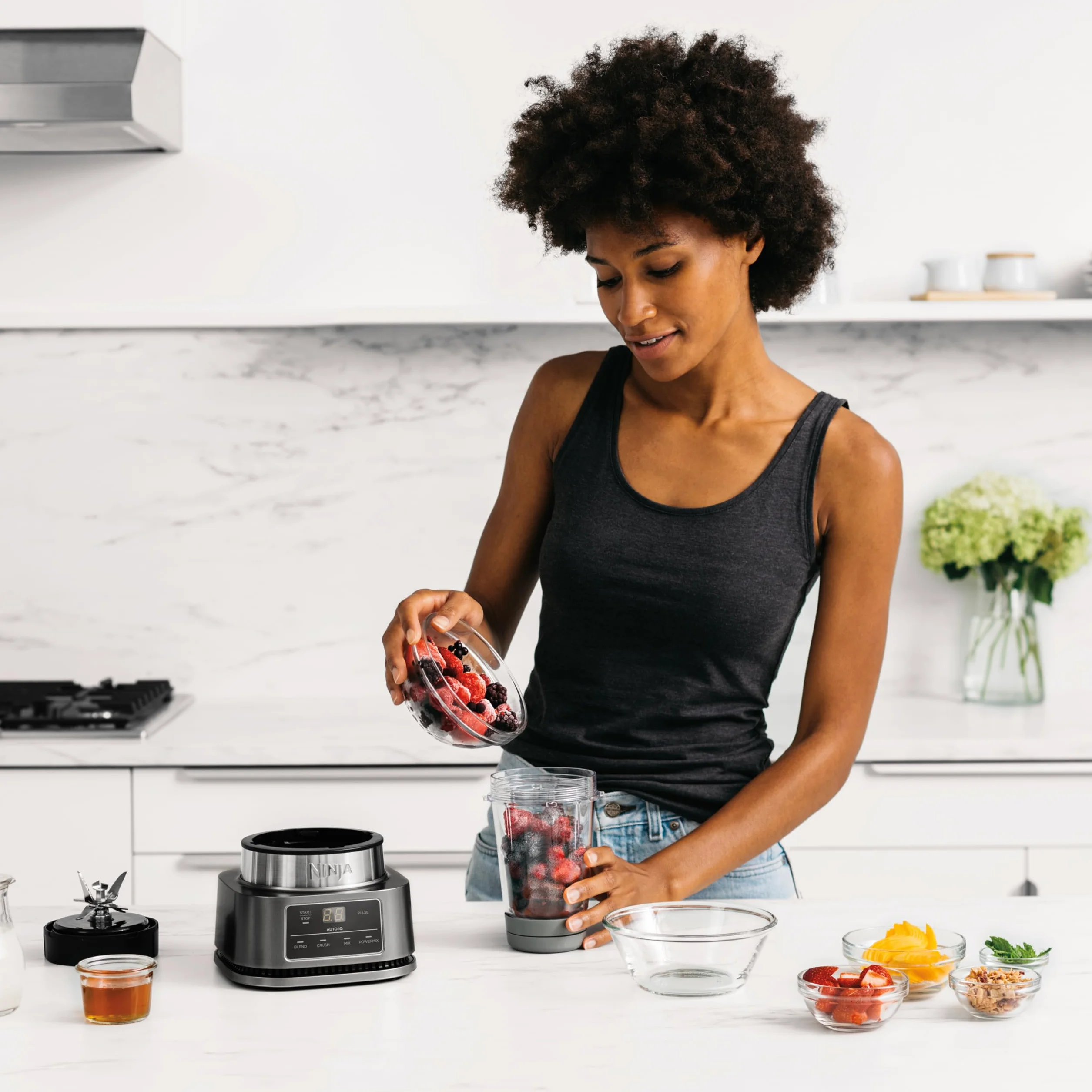 Ninja Foodi Power Nutri Mixer 2W1, Tworzenie Miseczek ze Smoothie, Mieszanie Gęstych Past i Mrożonych Napojów, Programy Automatyczne, Srebrny CB100EU