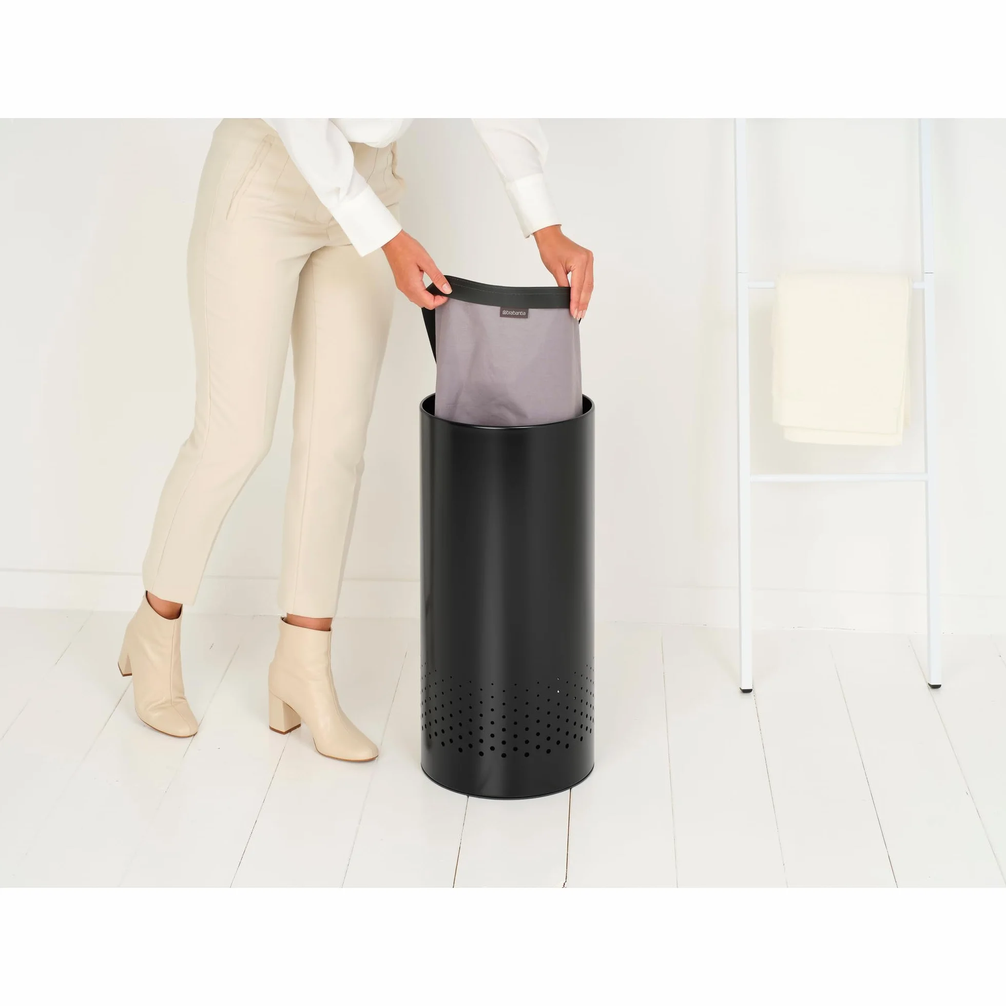 Brabantia Kosz na pranie z pokrywką, kosz na pranie 35 l ze zdejmowaną bawełnianą torbą i szybkim otwieraniem, oszczędzający miejsce kosz na pranie, czarny matowy