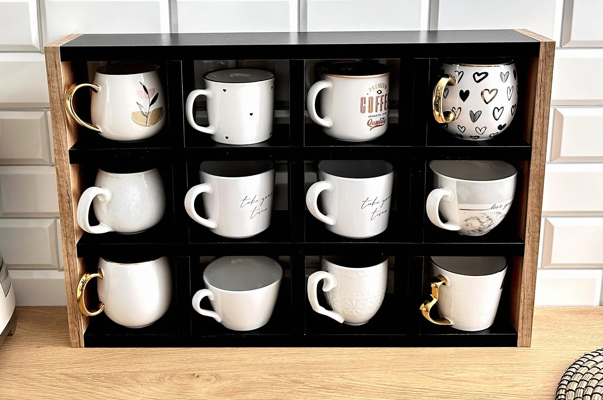 Stojąca półka na kubki – stylowy organizer na kubki, filiżanki i akcesoria | 12 przegródek | Bez montażu | Idealna do kuchni, jadalni i biura | Dąb Craft + czarny