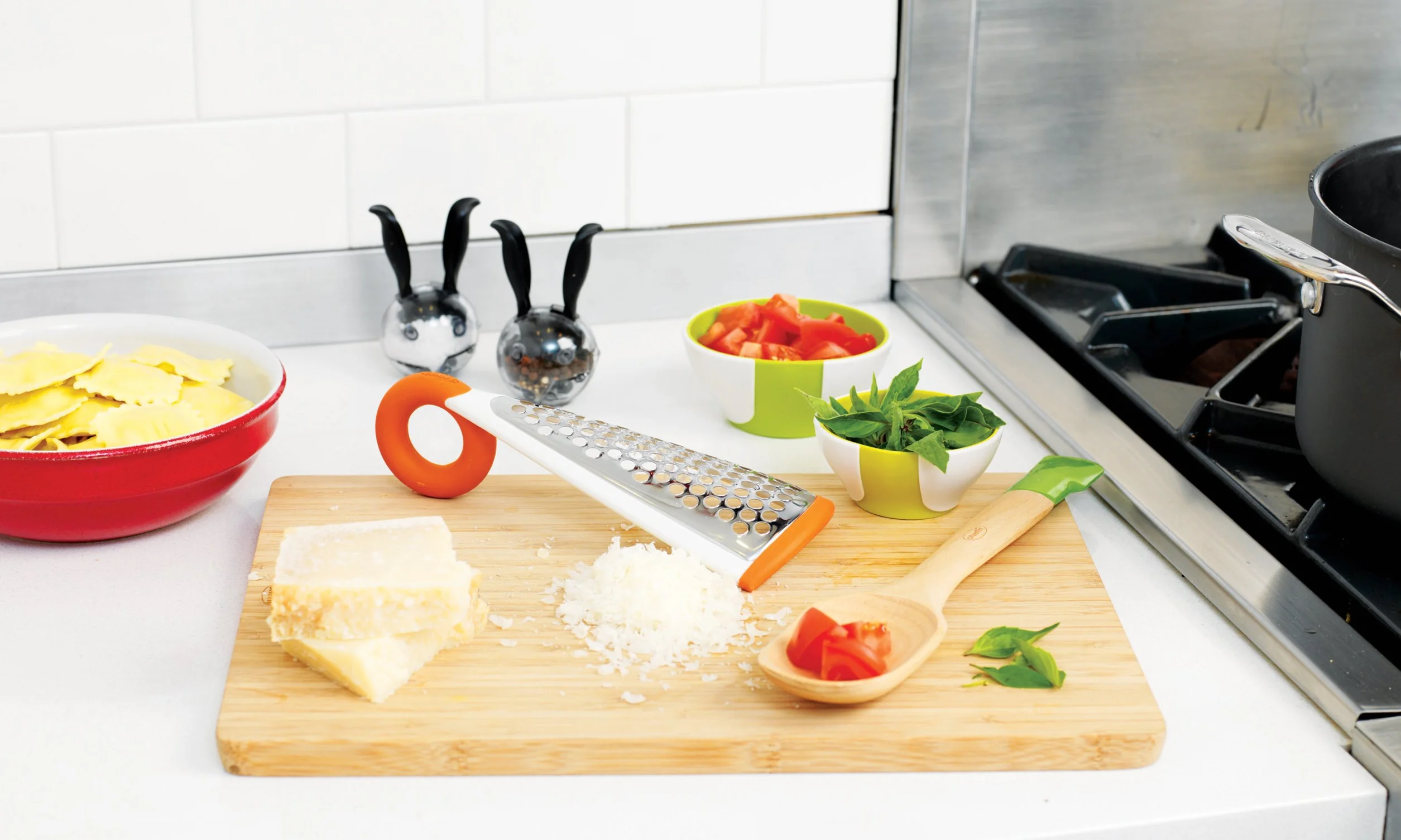 Chef'n Młynek do soli SaltBall, młynek do przypraw, solniczka, ceramiczny precyzyjny mechanizm mielący, młynek z tworzywa sztucznego (kolor: czarny/przezroczysty), ilość: 1 sztuka