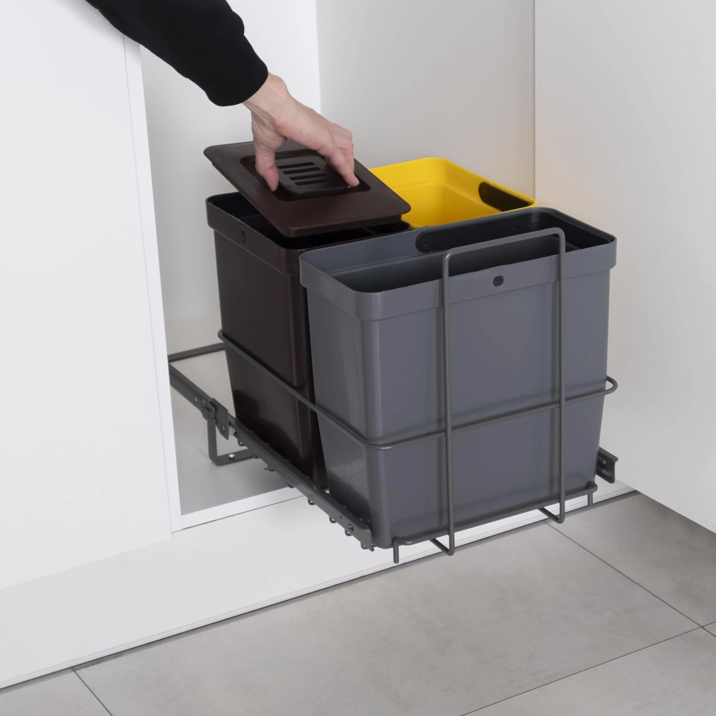 LM 64/3a kosz na śmieci do zabudowy, wysuwany, z 3 koszami na śmieci (1 x 11 l, 2 x 8 l) w kolorach antracytowo-szarym, żółtym, brązowym – Trio system segregacji śmieci do kuchni, szafki pod umywalkę