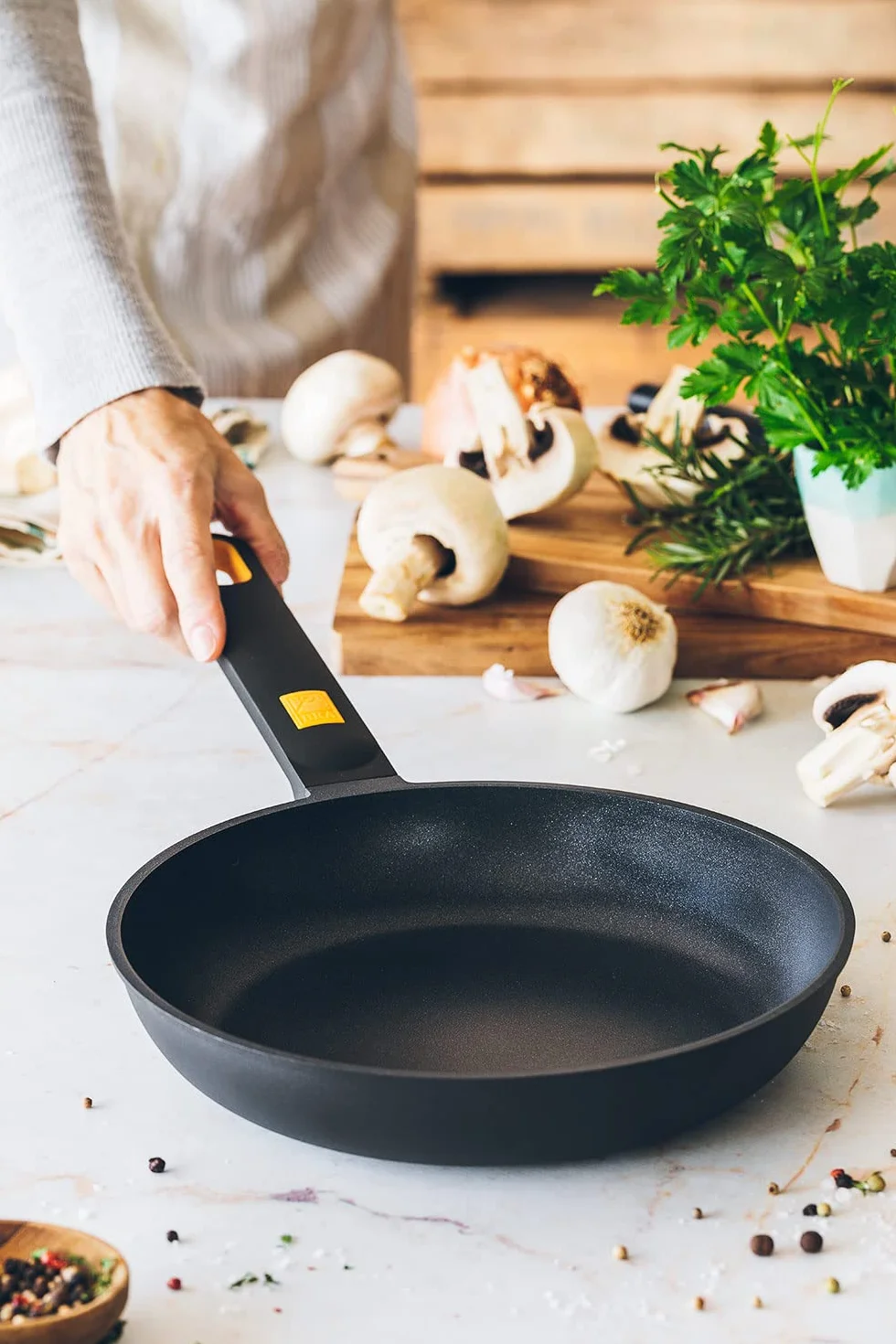 BRA Daily Pro - zestaw 3 patelni odlewu aluminiowego 20-24-28 cm, trójwarstwowa nieprzywierająca bez PFOA, nadają się do wszystkich rodzajów kuchenek i indukcyjnych, kolor czarno-żółty