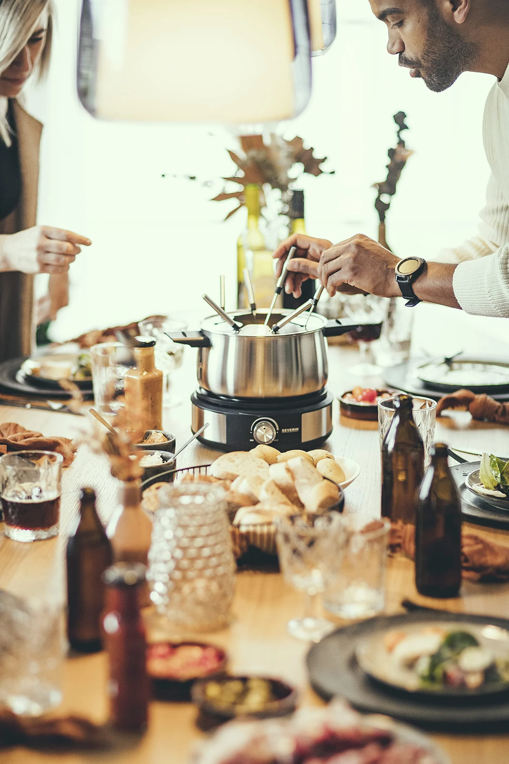 Fondue połączone z naleśnikarką SEVERIN FO 2471, urządzenie 2w1, zestaw z 8 widelcami nadającymi się do mycia w zmywarce, zdejmowana płyta do naleśników, moc 1500 W