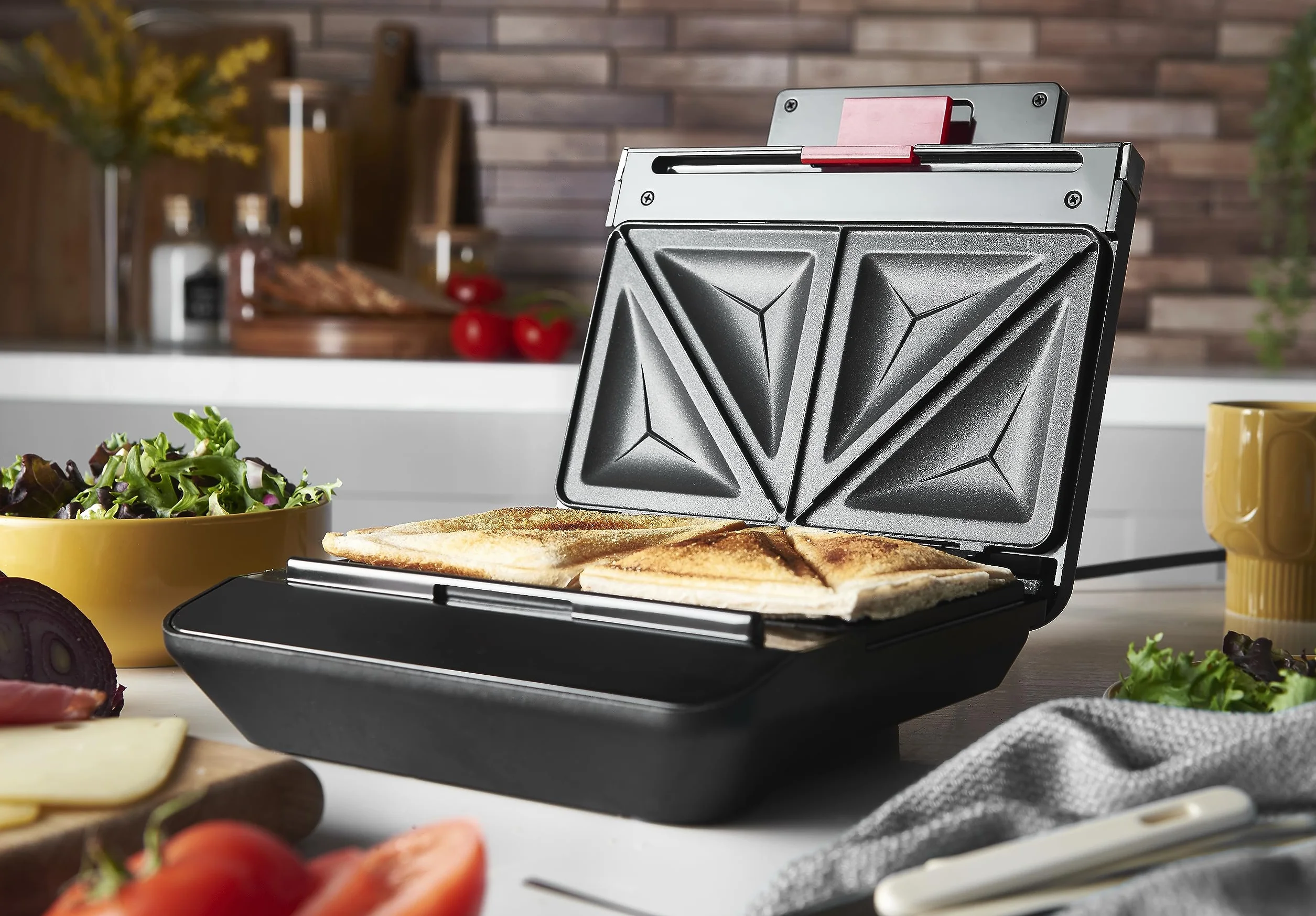 Russell Hobbs Opiekacz do kanapek, wytrzymałe nieprzywierające płyty, łatwy w czyszczeniu, szybkie nagrzewanie, bez BPA, przechowywanie w pionie, 750W, czarny, Creations Easy Clean, 26800-56