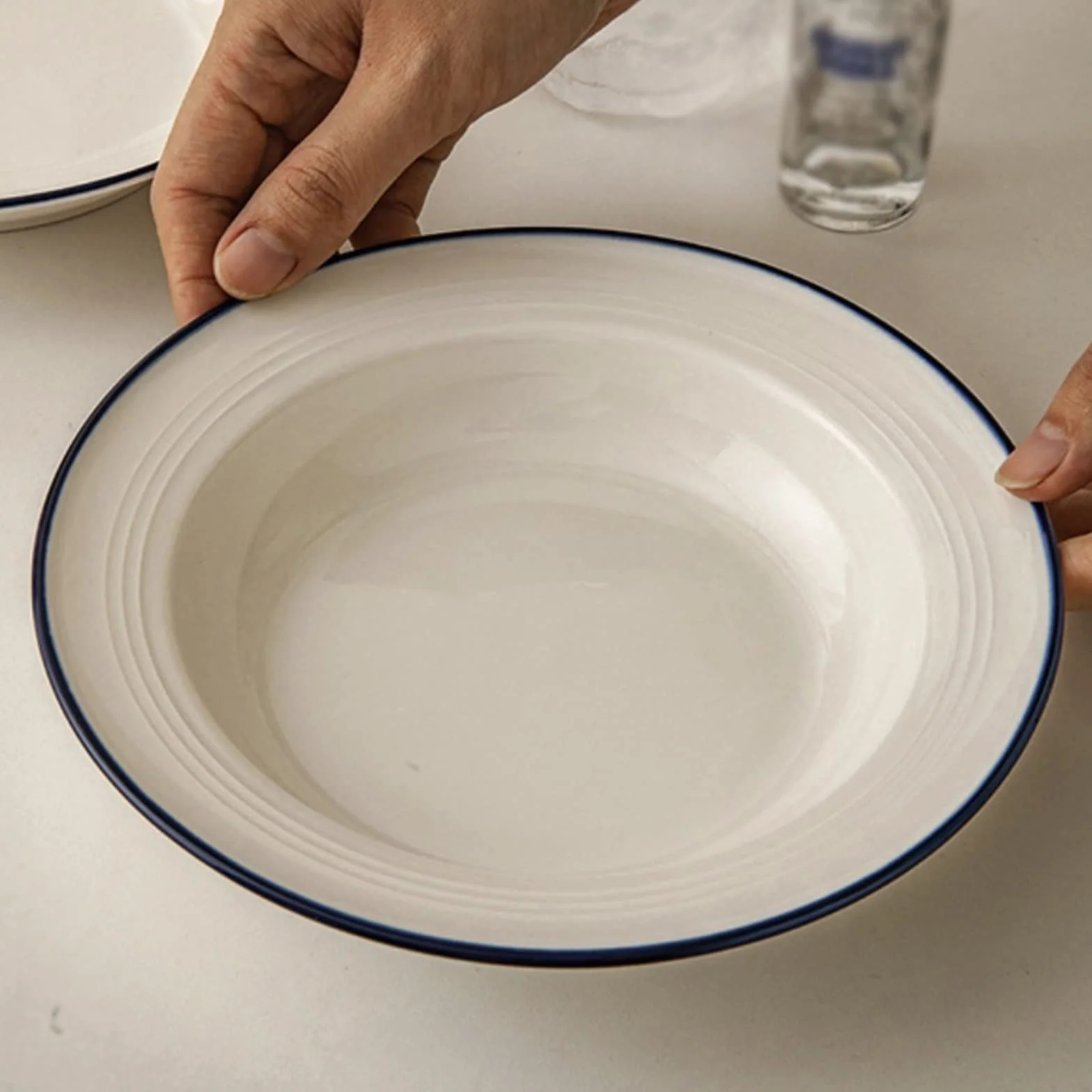 Talerz obiadowy Dwa talerze z kapeluszami Prosty talerz Ceramiczny talerz do zupy Talerz sałatkowy Talerz obiadowy Kuchnia domowa Restauracja Biały okrągły talerz Naczynia do serwowania
