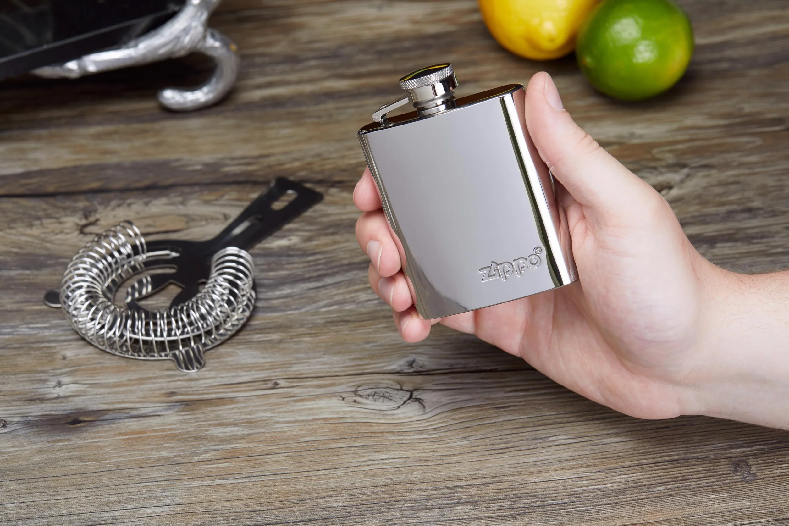 Zippo Piersiówka ze Stali Nierdzewnej, Srebrna, 177 ml, Polerowana, optymalna na Wędrówki i do Aktywności na Świeżym Powietrzu