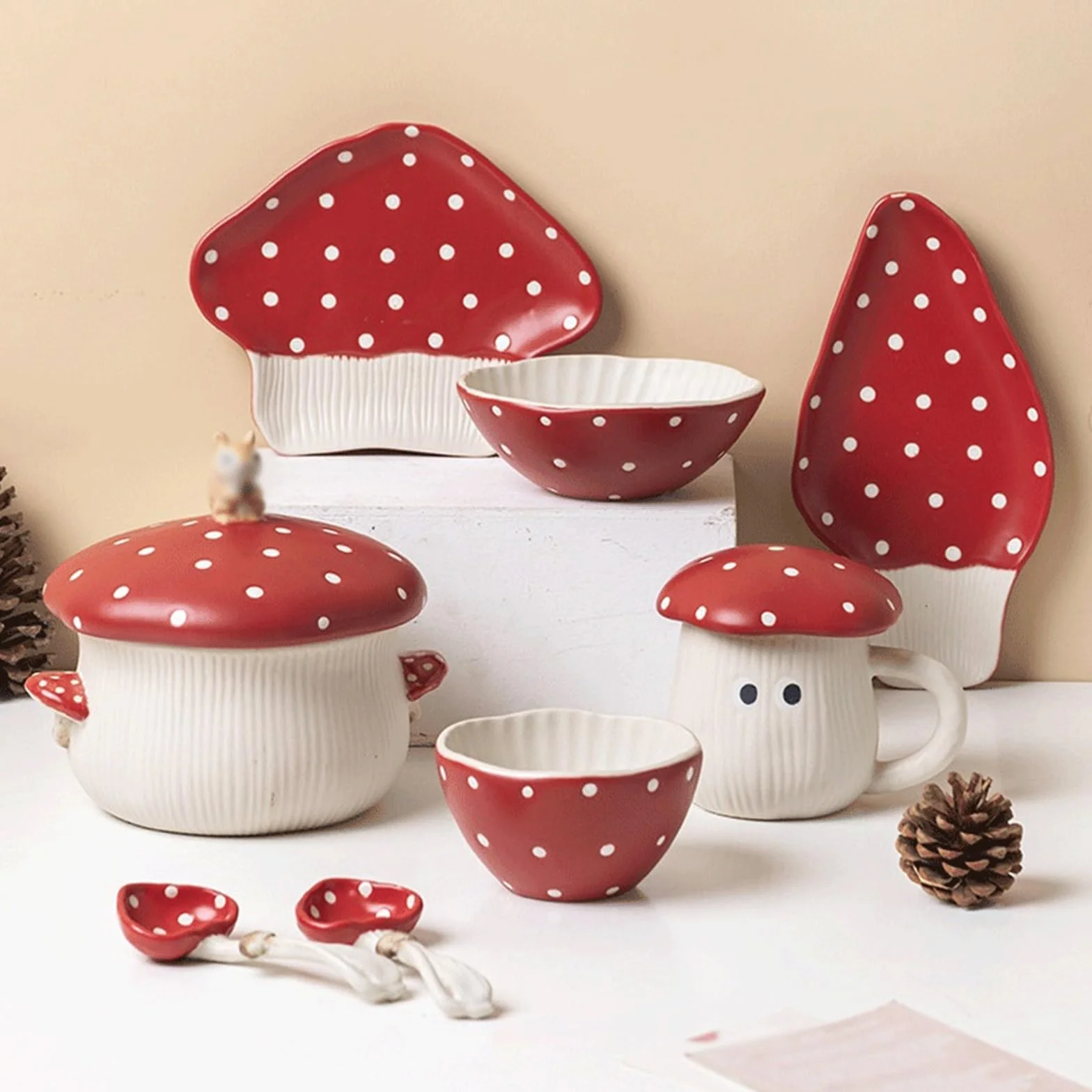 Talerze obiadowe Ceramiczny talerz jadalny z przedłużonym, ręcznie rysowanym czerwonym talerzem ceramicznym w kształcie grzyba Naczynia do serwowania