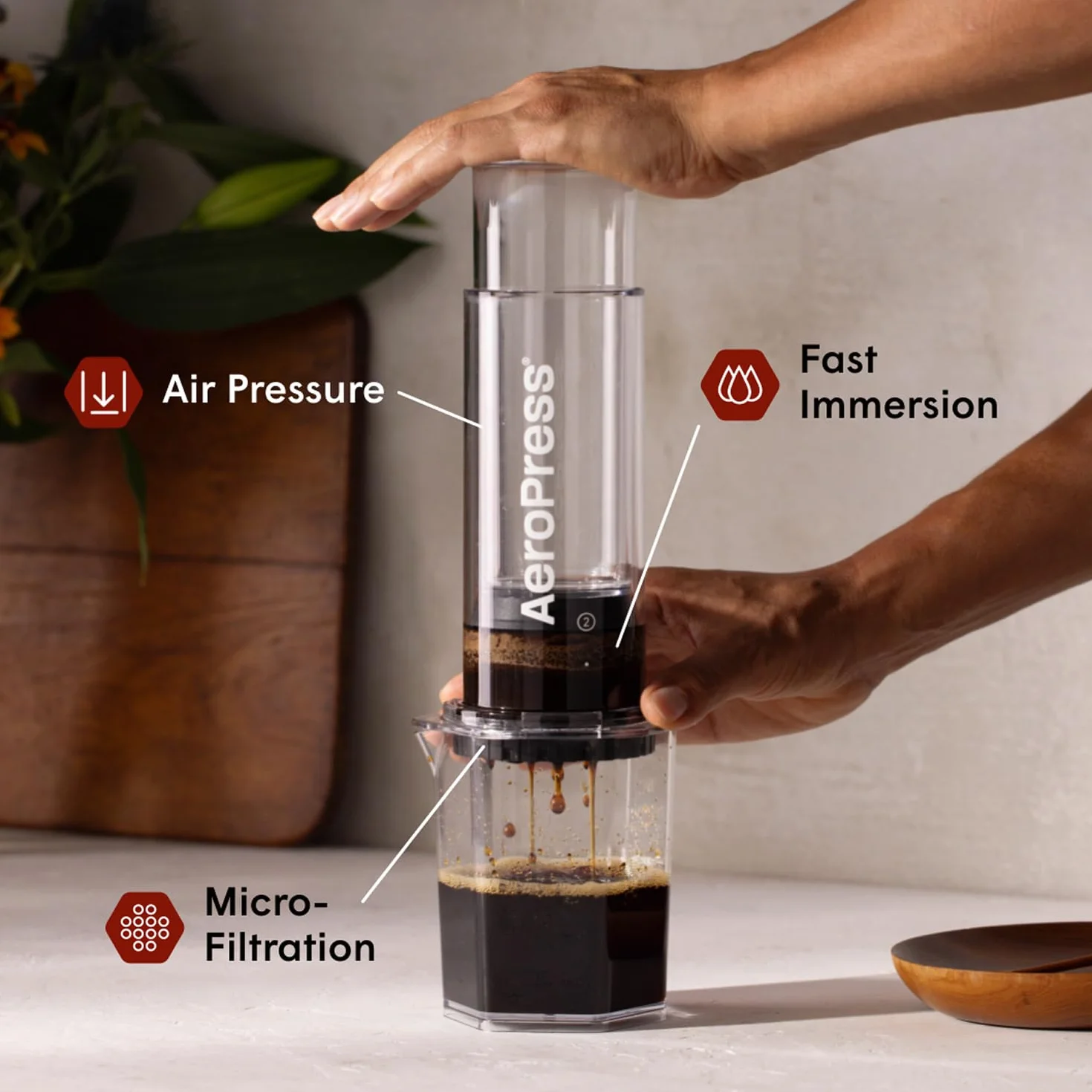 AeroPress Clear XL Coffee Press, duży uniwersalny French Press, ręczny ekspres do kawy w stylu espresso i pour-over, 2 min parzenia, przenośny, idealny na podróż i kemping