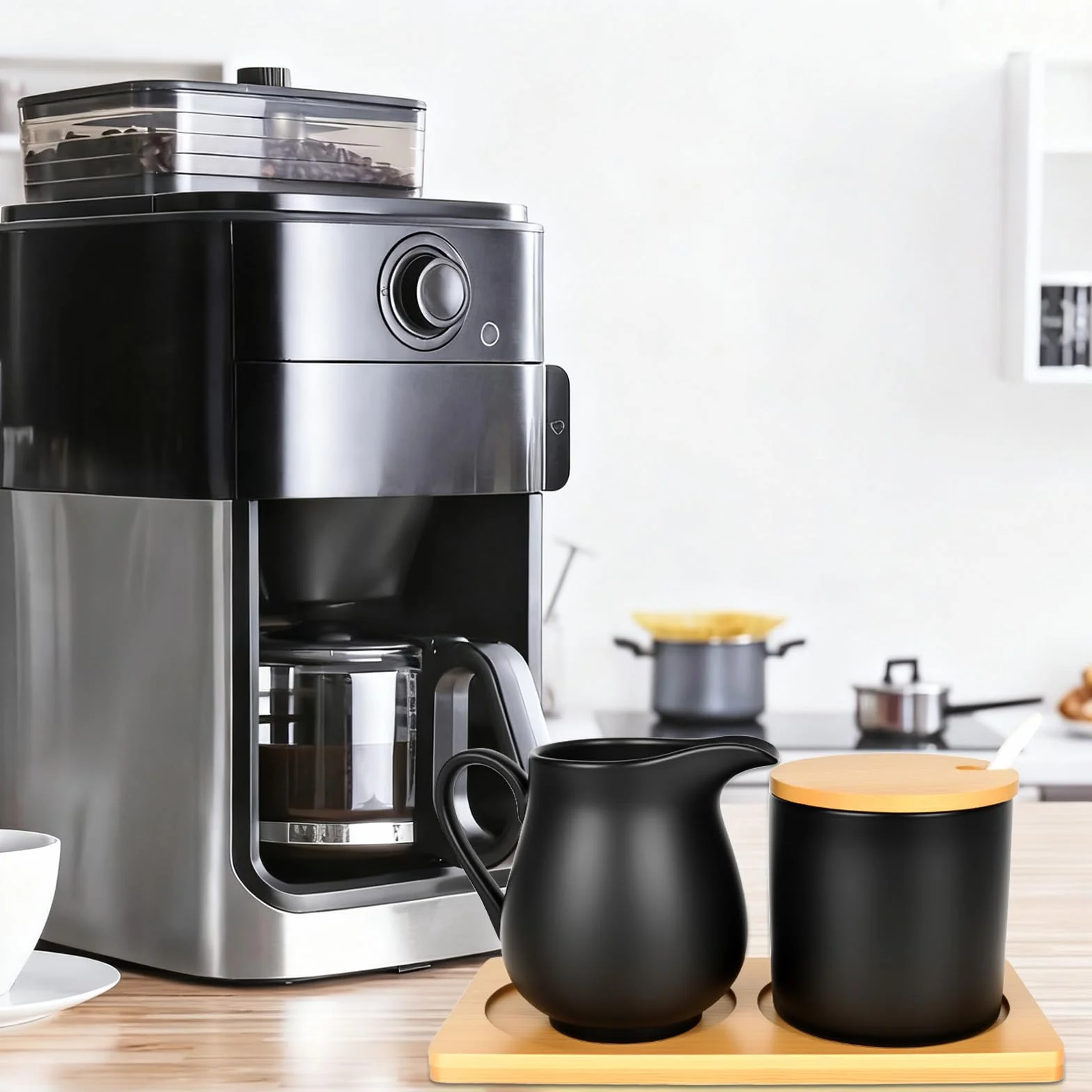 Zestaw do mleka i cukru z pokrywką i łyżeczką, dzbanek na mleko czarny ceramiczny i cukiernica z drewnianą tacą, dzbanek na mleko można myć w zmywarce i używać w kuchence mikrofalowej