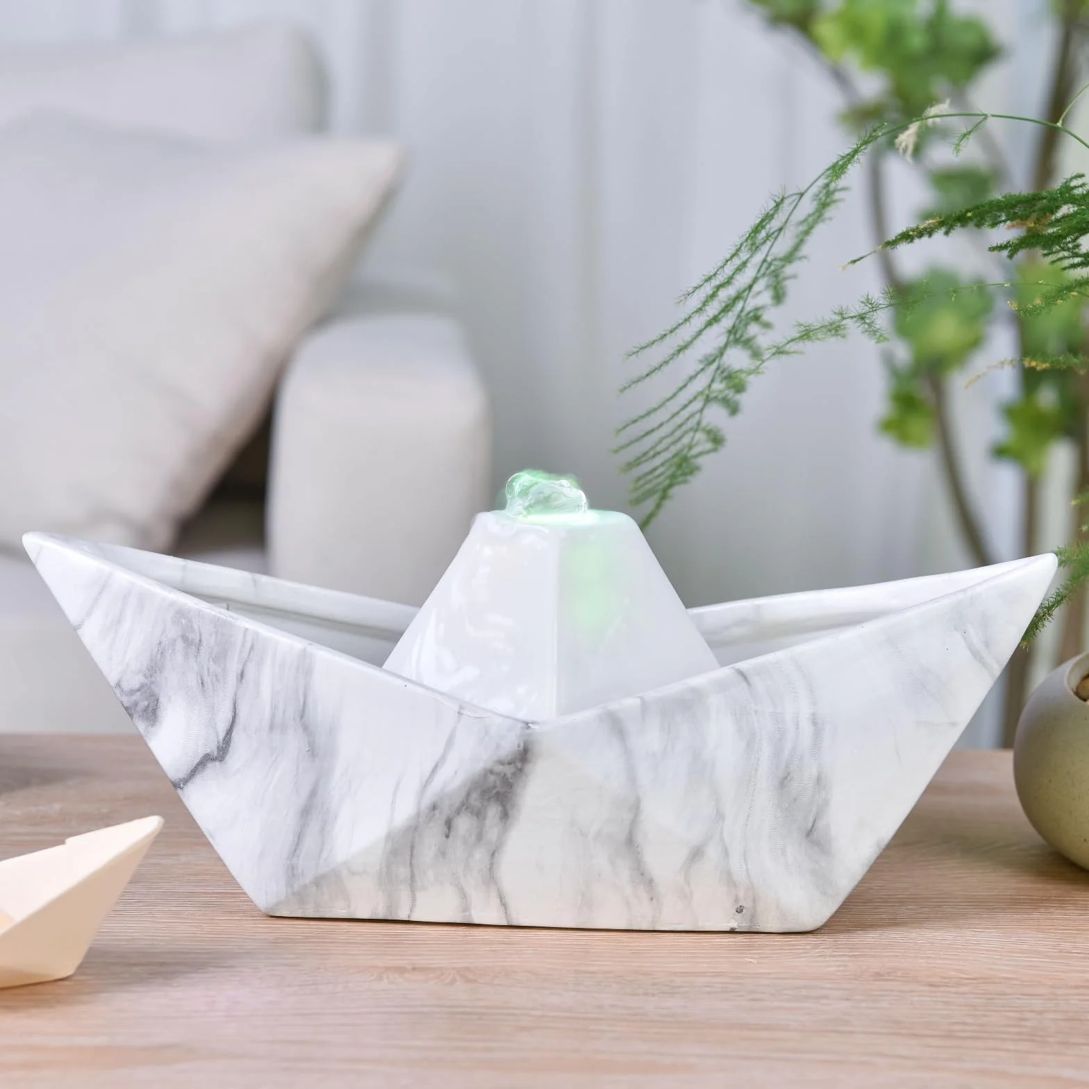 Ceramiczna fontanna do wnętrz Autentyczny efekt marmuru kolorowe światło, typowy i nowoczesny styl, niezwykły Zen Deco, pomysł na prezent dla twórcy, fontanna stołowa, H21x32x14cm - Żeglarstwo