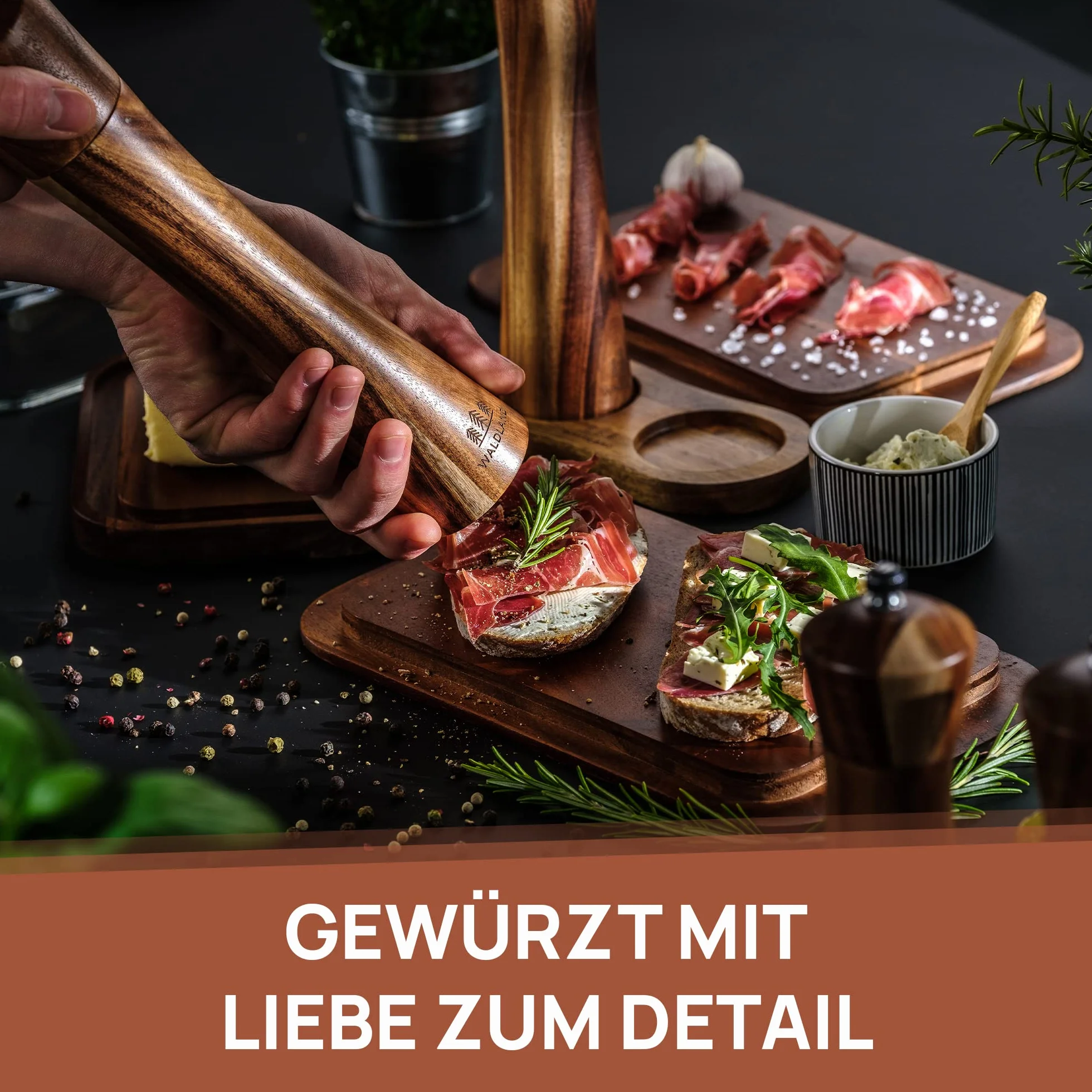 WALDLAND® Młynek do soli i pieprzu z drewna, z podstawką, mały (16,5 cm), młynek do przypraw z ceramicznym mechanizmem mielącym, zestaw młynków do pieprzu i soli