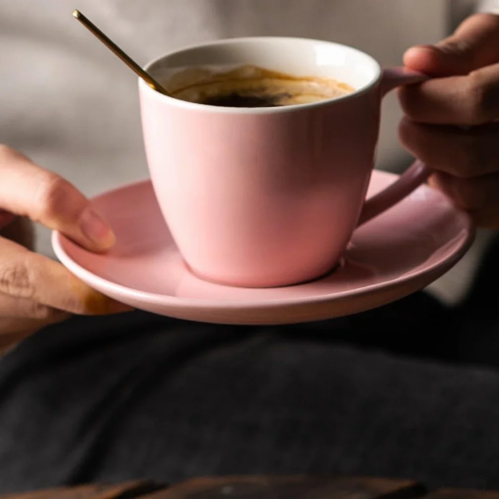 porcelanowa filiżanka i spodek, filiżanka do kawy, Prosty kolorowy szkliwiony kubek do herbaty z kwiatami, ceramiczny kubek do kawy parzonej ręcznie i spodek w pudełku prezentowym(5)