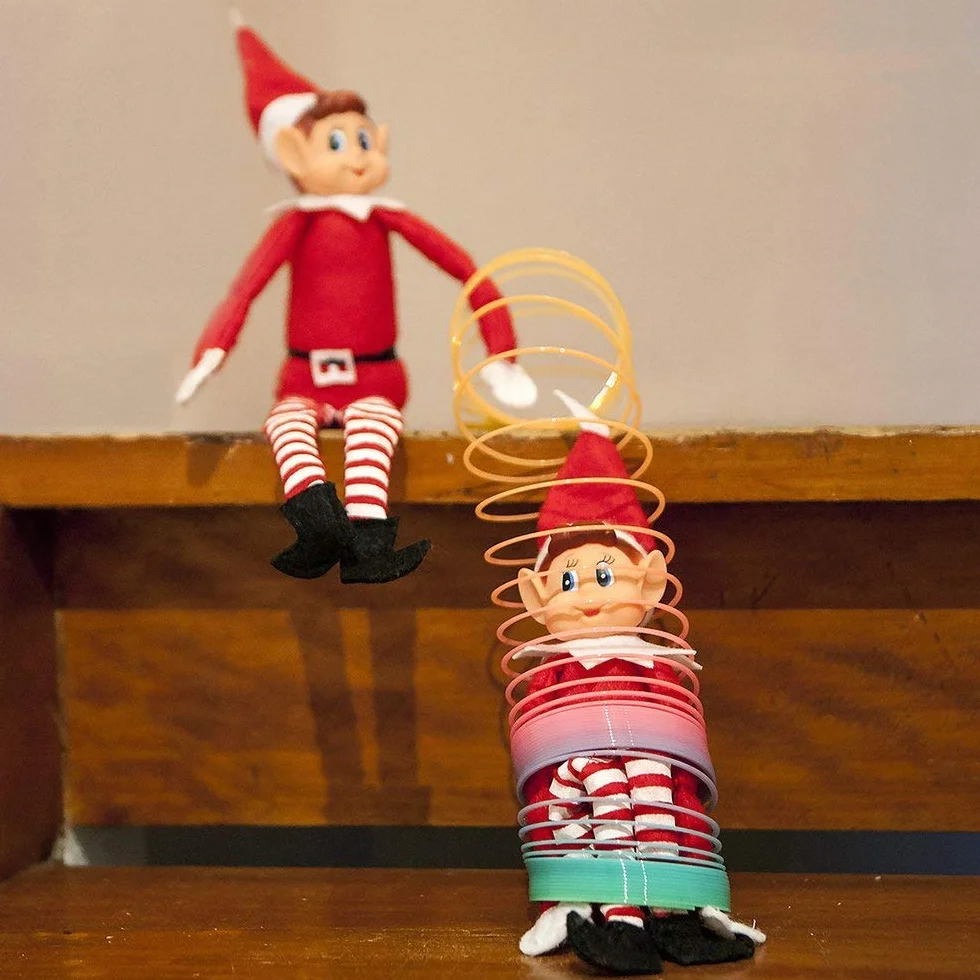 Elfie (chłopiec) zabawne i figlarne elfy zachowują się źle figura z miękkim ciałem i winylową twarzą, czerwona