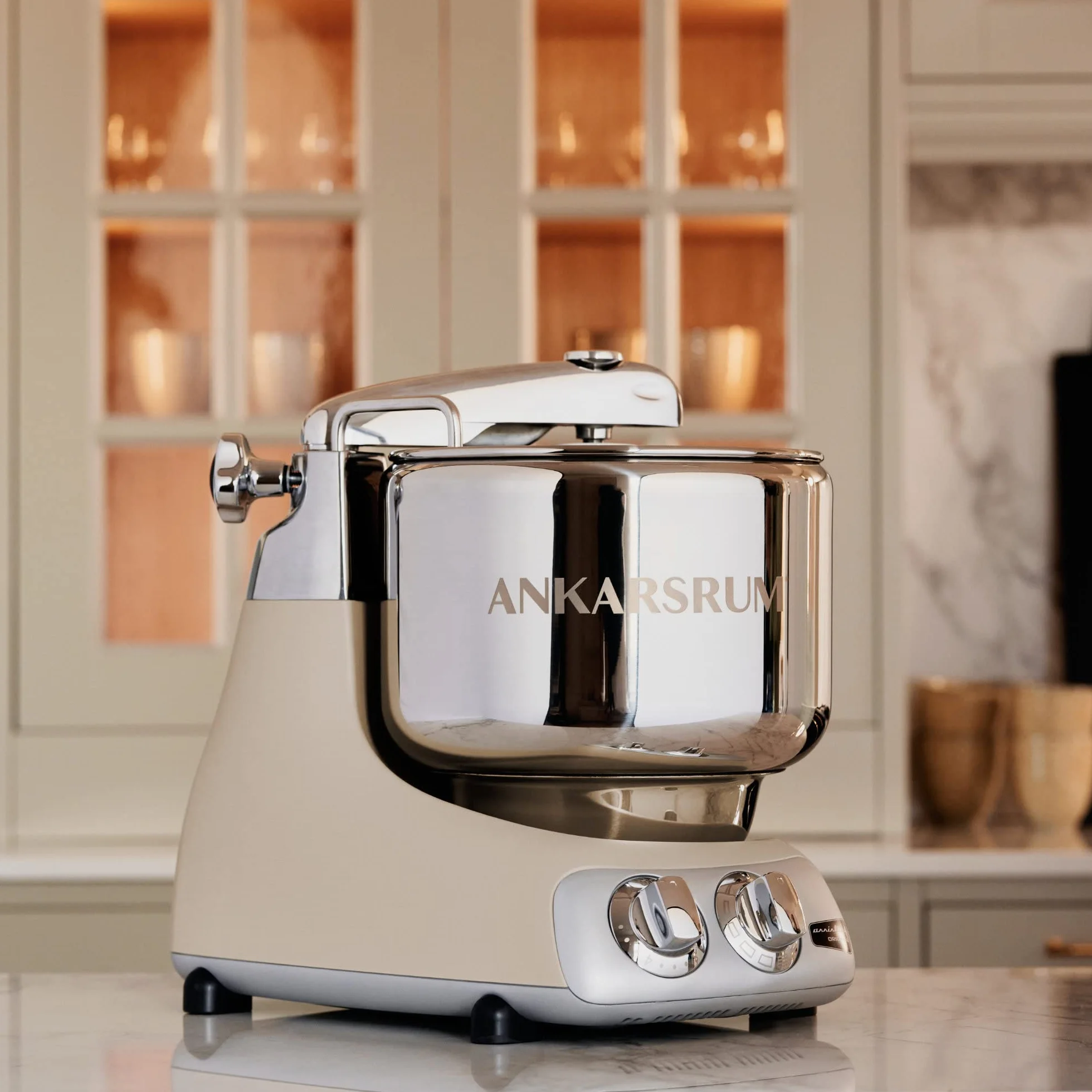 Ankarsrum Assistent 6230 Harmony Beige – 1500 W, miska ze stali nierdzewnej 7 l, aluminium z recyklingu, ręcznie wykonana w Szwecji, wytrzymała i wszechstronna