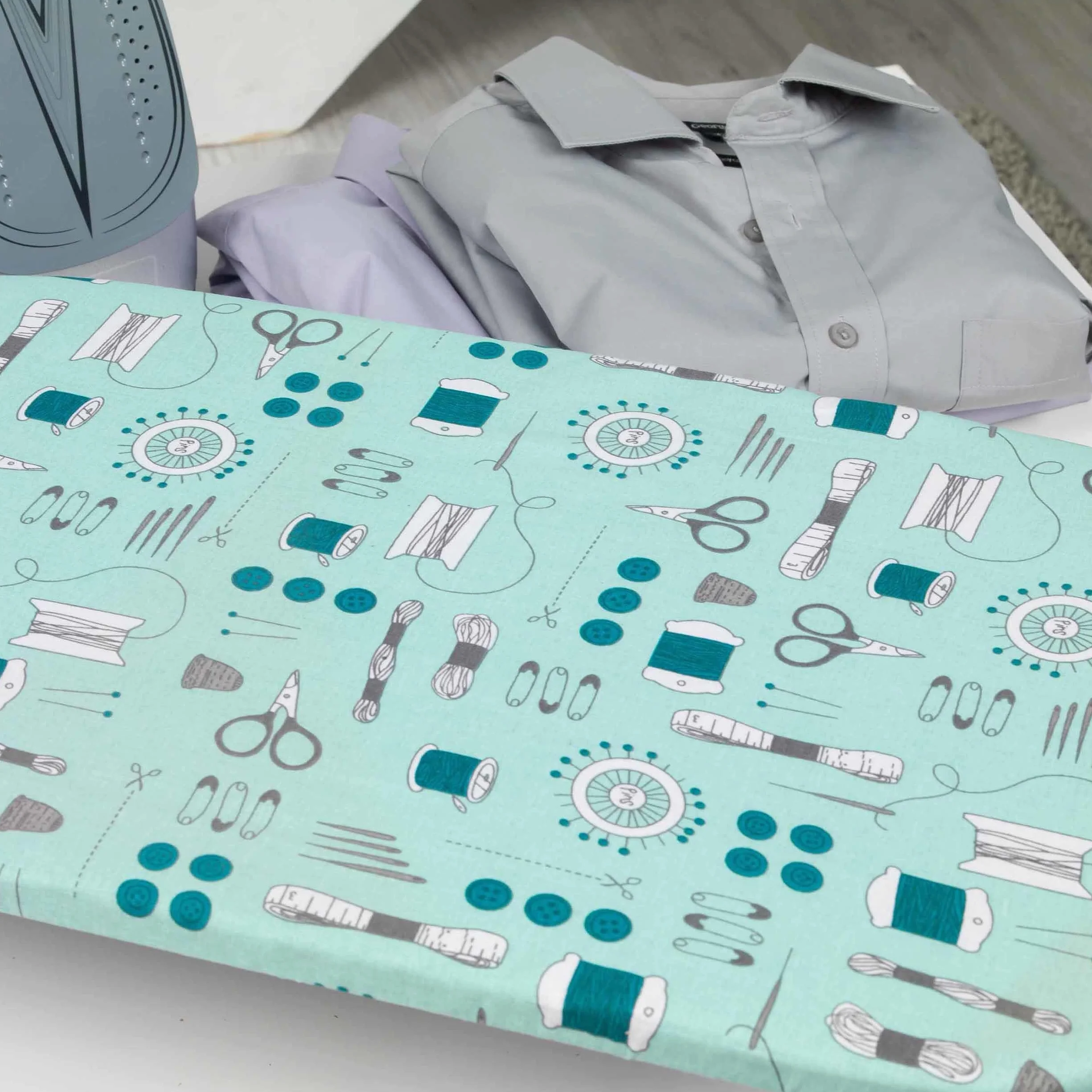 Beldray® LA023735SEW Deska do prasowania na blat, 73 x 31 cm, nadruk przedstawiający przybory do szycia