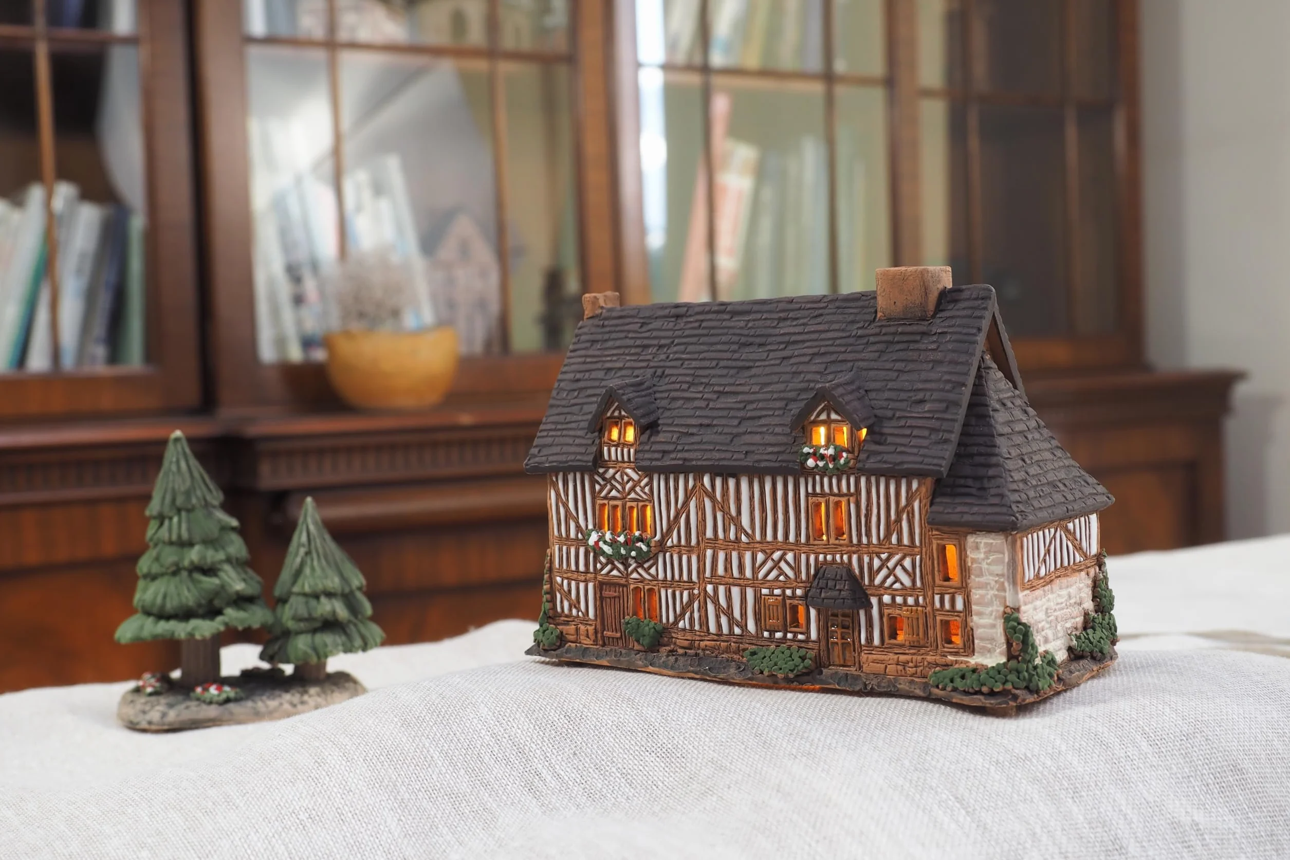 Ceramiczny domek na podgrzewacze, rękodzieło, miniaturka artystyczna, stary historyczny dom w Lisieux, Francja, B301AR