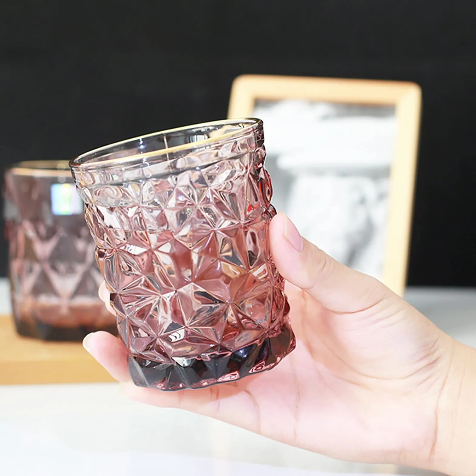 Szklanki Highball, trwały zestaw 2 szklanek do picia w kształcie diamentu, wina, whiskey, koktajli, kieliszek do soku, czerwony szklany kubek ze złotą krawędzią odpowiedni do koktajli, wody, soku, piwa, wina