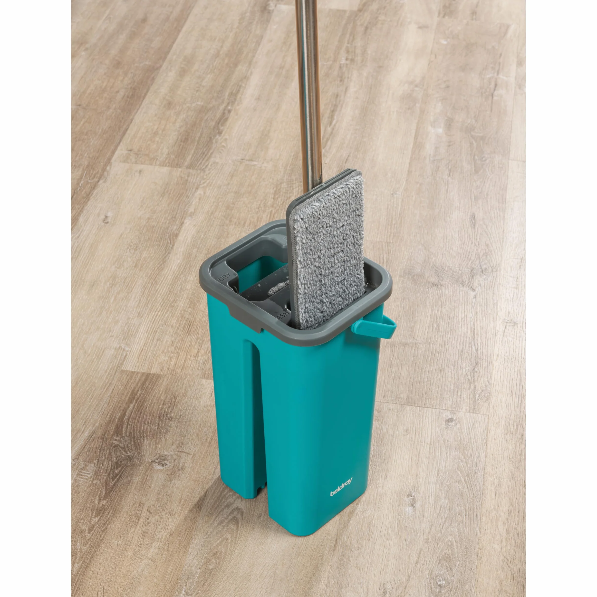 Beldray AntiBac Mop Płaski & Wiadro - 5 L, Wbudowana Funkcja Wyżymania, Zintegrowany Podnóżek, Głowica Obracająca się o 180°, 2 Dodatkowe Nakładki na Mop w Zestawie, Kompaktowy Design, Smukła Głowica