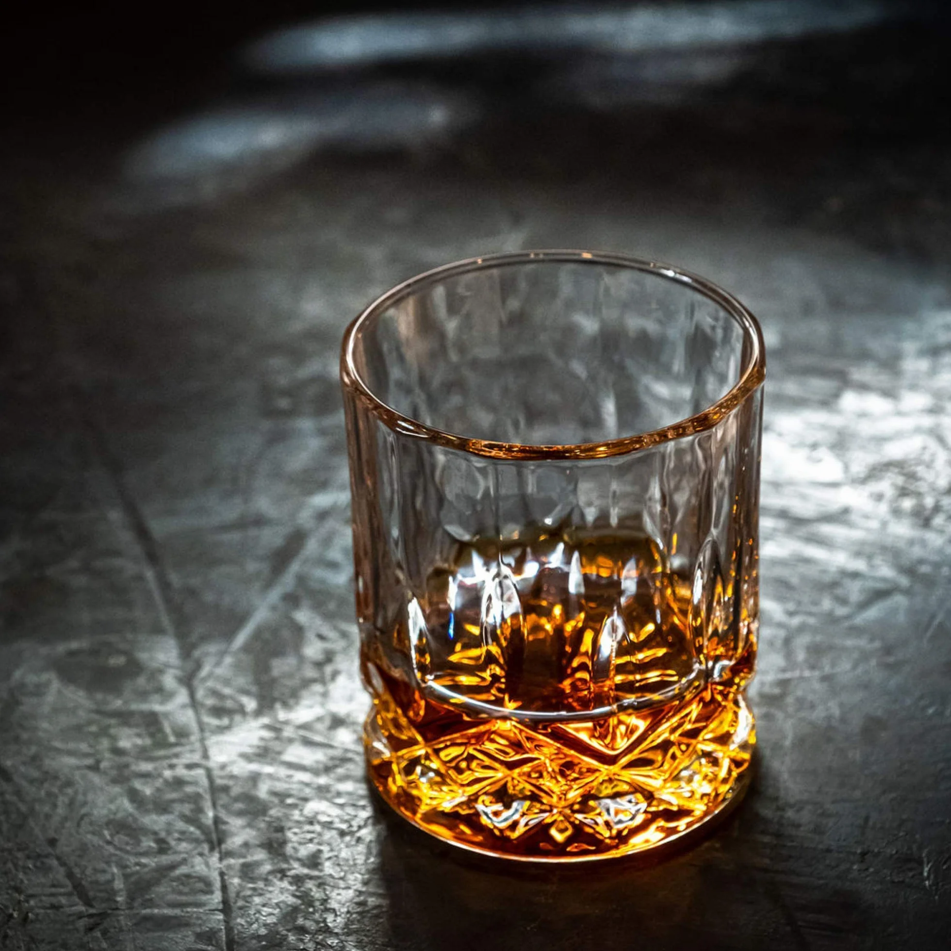 R.O.C.K.S. Kamienie chłodzące do whisky – 6 ręcznie wyprodukowanych okrągłych kamyczków – 2 kryształowe kieliszki – etui do prezentacji i do przechowywania – elegancka złota folia, pudełko upominkowe