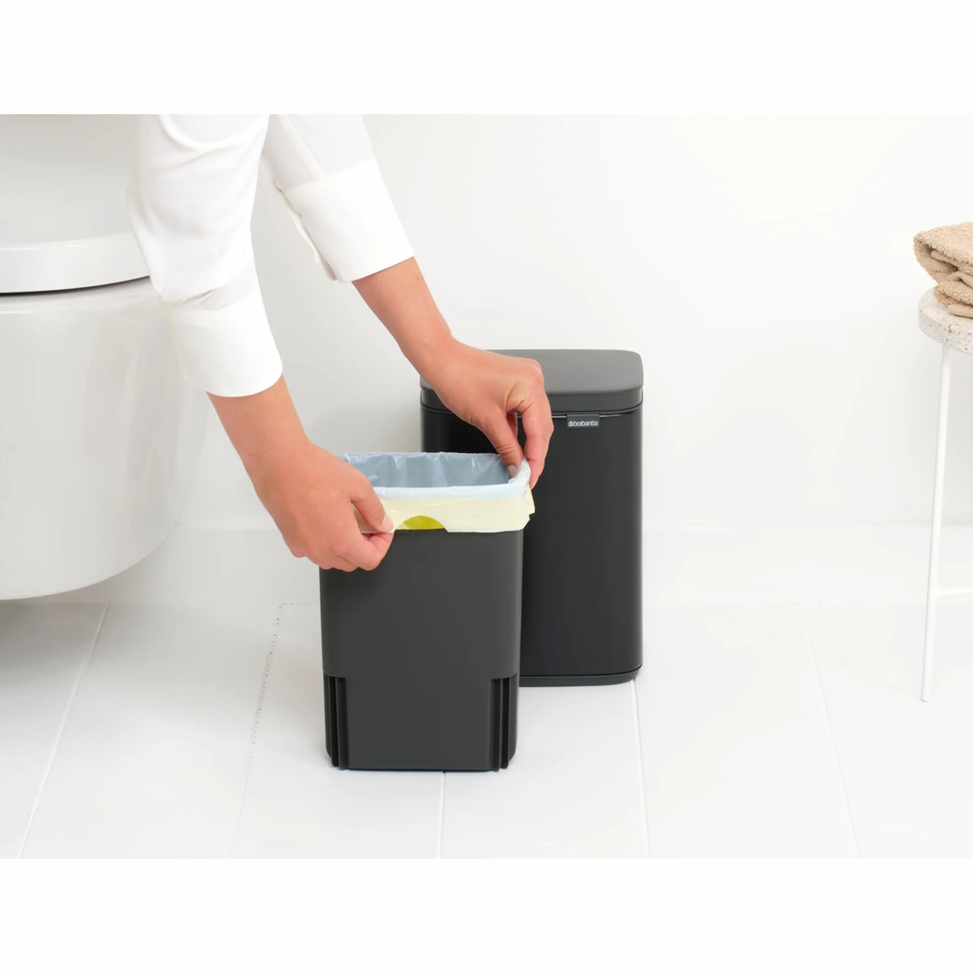Brabantia - Kosz na śmieci Bo 4L - Mały i stylowy - Łatwe otwieranie i delikatne zamykanie - Kosz na Odpadki Higieniczny - Do montażu na ścianie - Do łazienki, toalety, sypialni - Matt Black