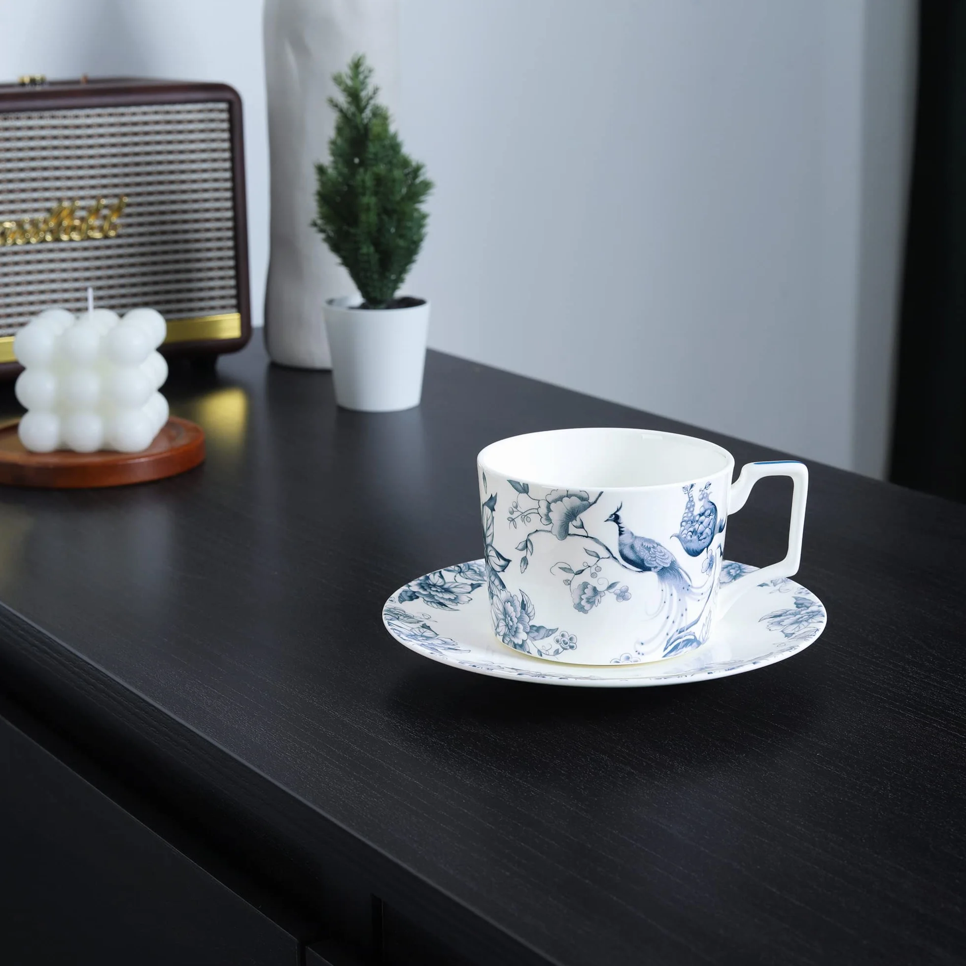Fanquare Bone China Filiżanka do Herbaty i Spodek 250 ml - Zestaw na 1, Niebieska i Biała Filiżanka Kawy z Talerzem, Brytyjskie Kwiaty, Porcelana dla Kobiet