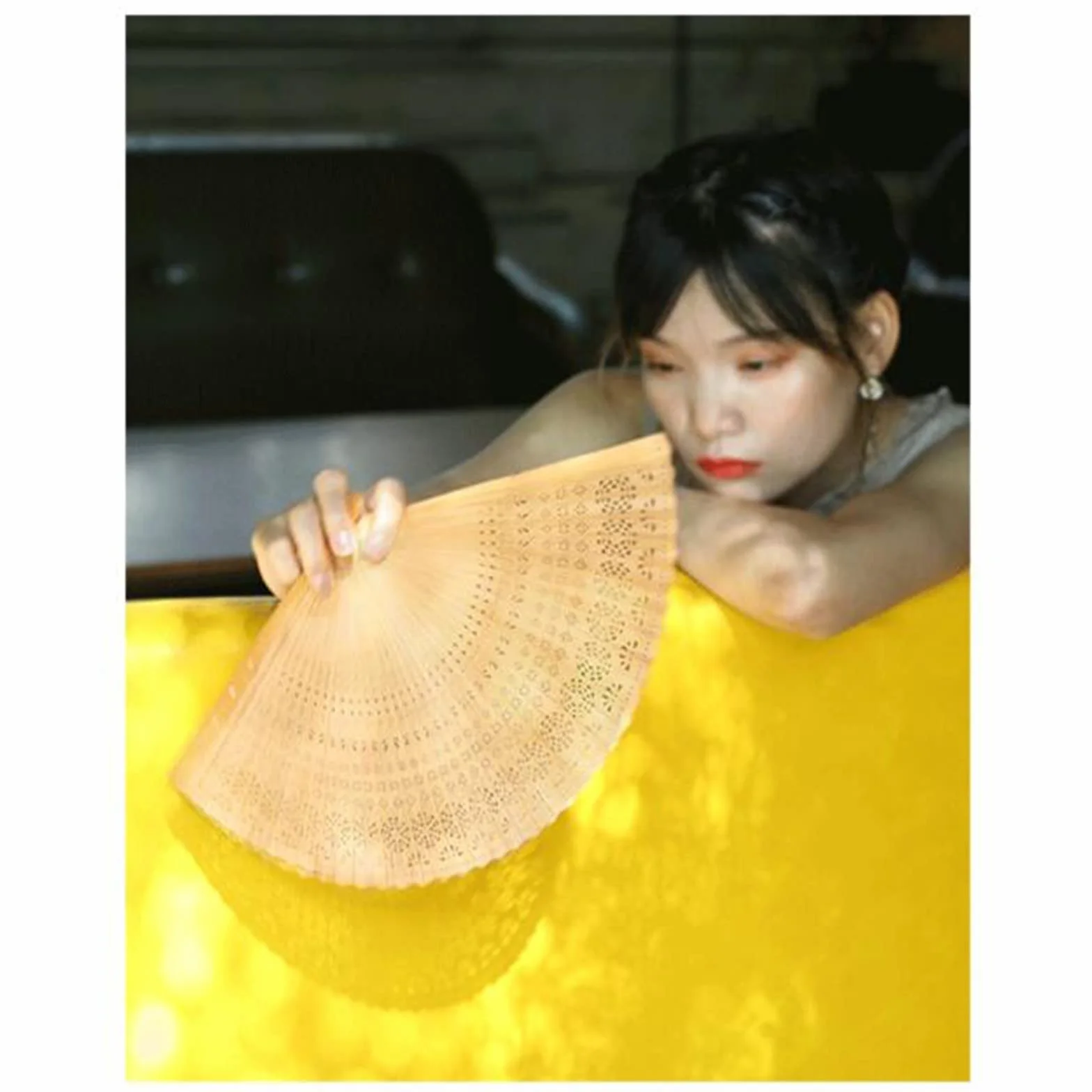 Składany wentylator Retro Hanfu Cheongsam Akcesoria Hollow Fan Pearl Full Bamboo Summer (kolor: B) little surprise