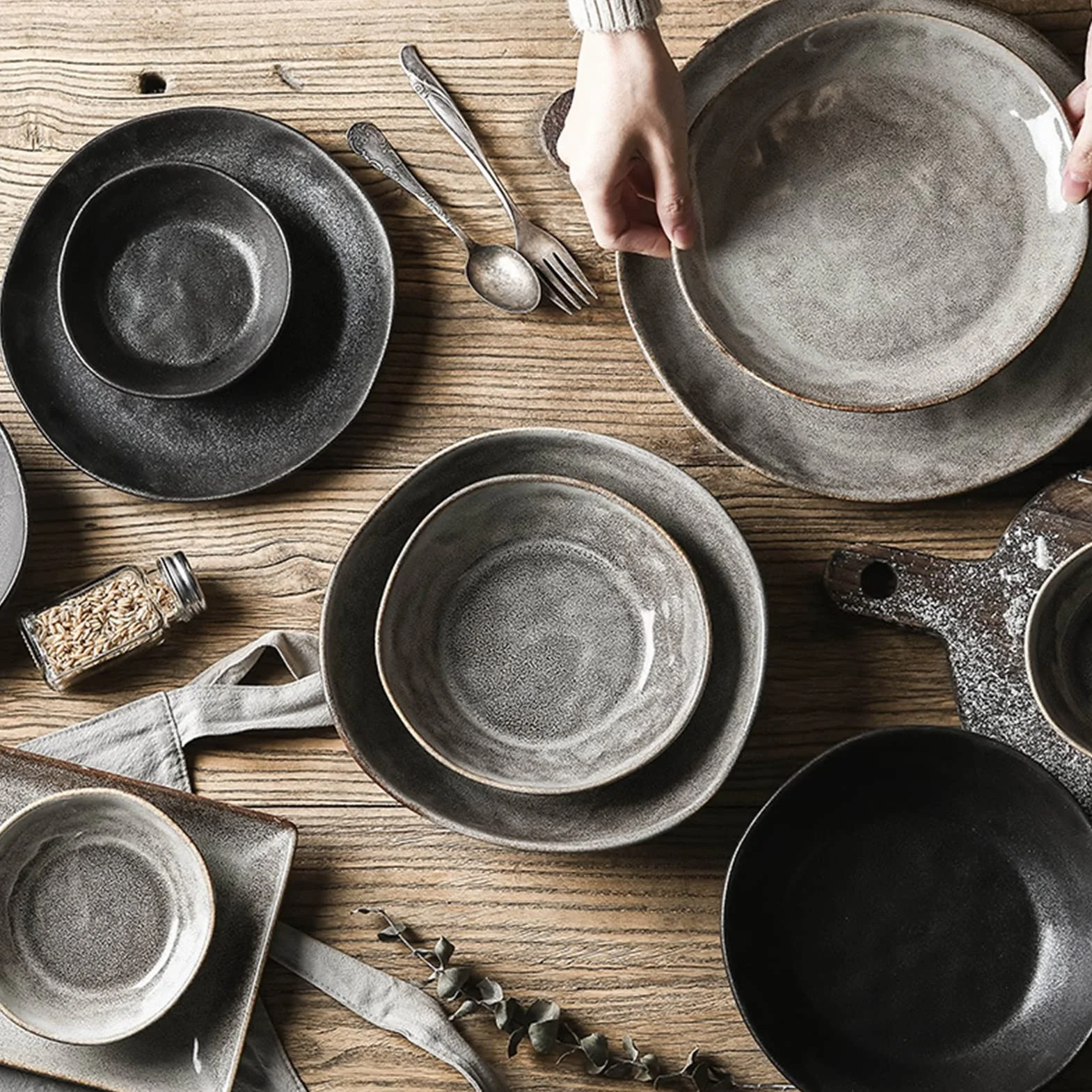 Porcelanowy zestaw naczyń dla 8 osób, 28-częściowy zestaw naczyń z talerzami płaskimi, talerzami deserowymi, salaterkami i miseczkami na zupy, zmywarką