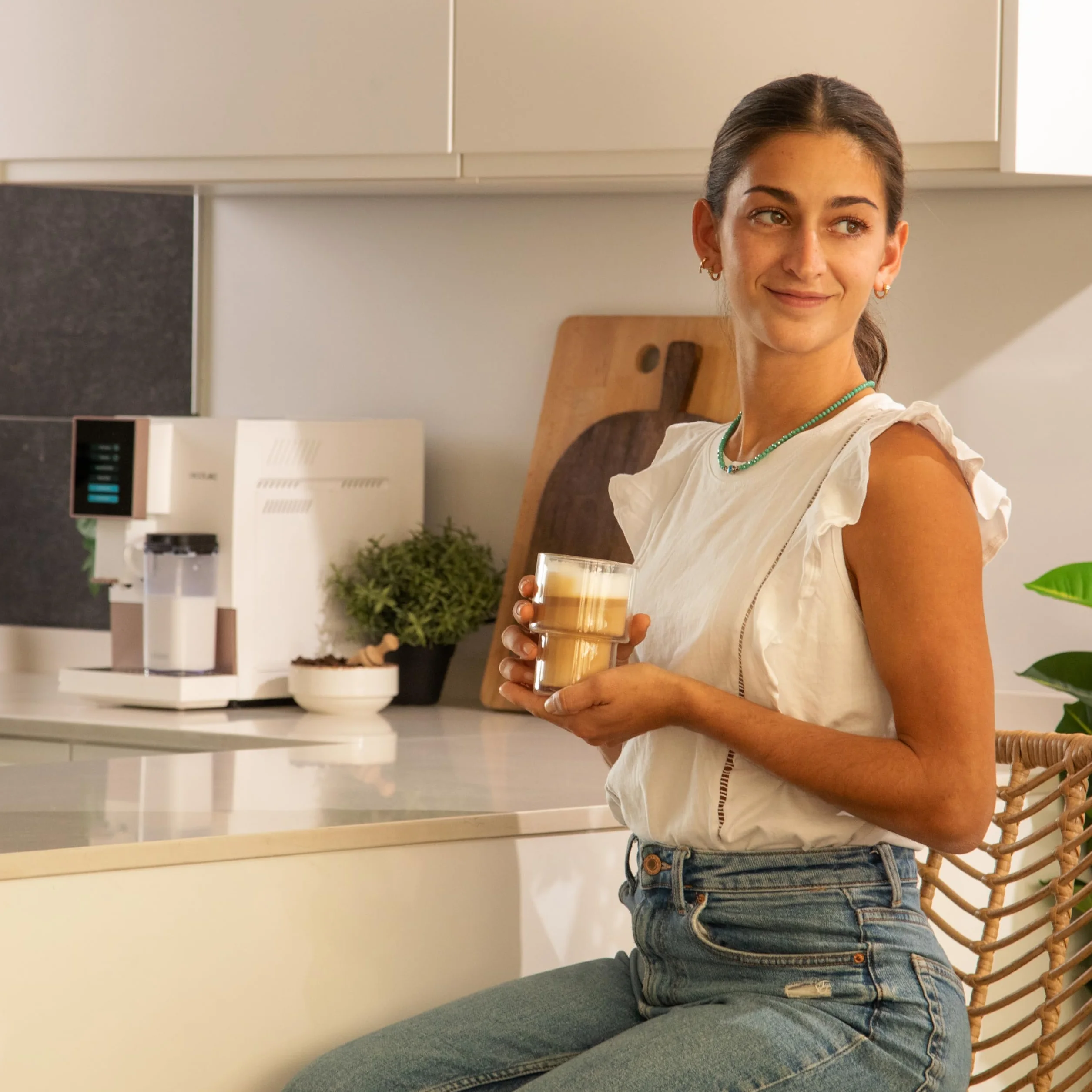 Cecotec Cremmaet Compactccino White Rose, Superautomatyczny ekspres do kawy, 19 barów, system Thermoblock, świeżo zmielone ziarno z Plug&Play, Zbiornik 150 g kawy z młynkiem, 1,1 l wody, 400ml mleka