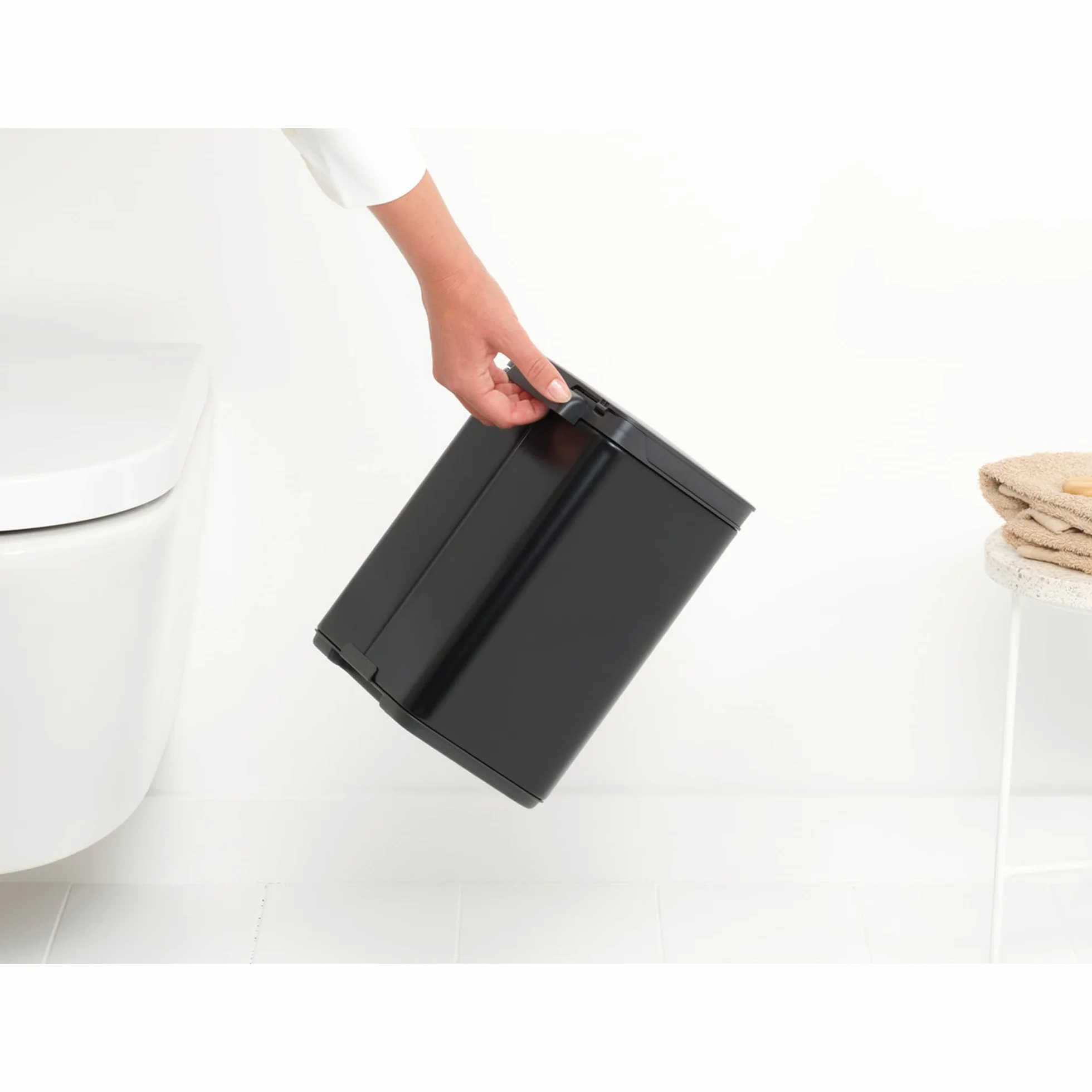 Brabantia - Kosz na śmieci Bo 4L - Mały i stylowy - Łatwe otwieranie i delikatne zamykanie - Kosz na Odpadki Higieniczny - Do montażu na ścianie - Do łazienki, toalety, sypialni - Matt Black