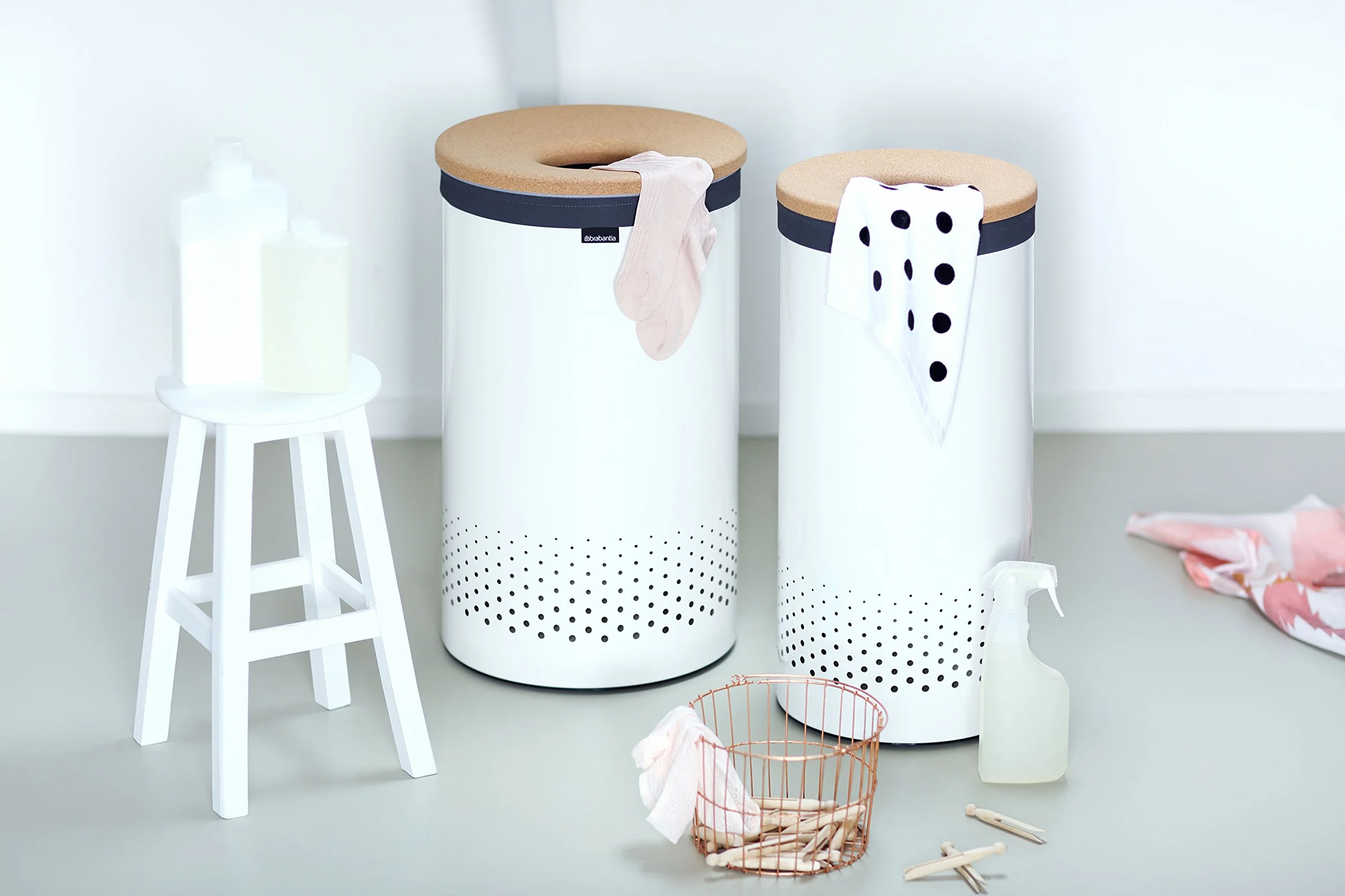 Brabantia Stalowy kosz na bieliznę 35L, pokrywa z korka, Biały