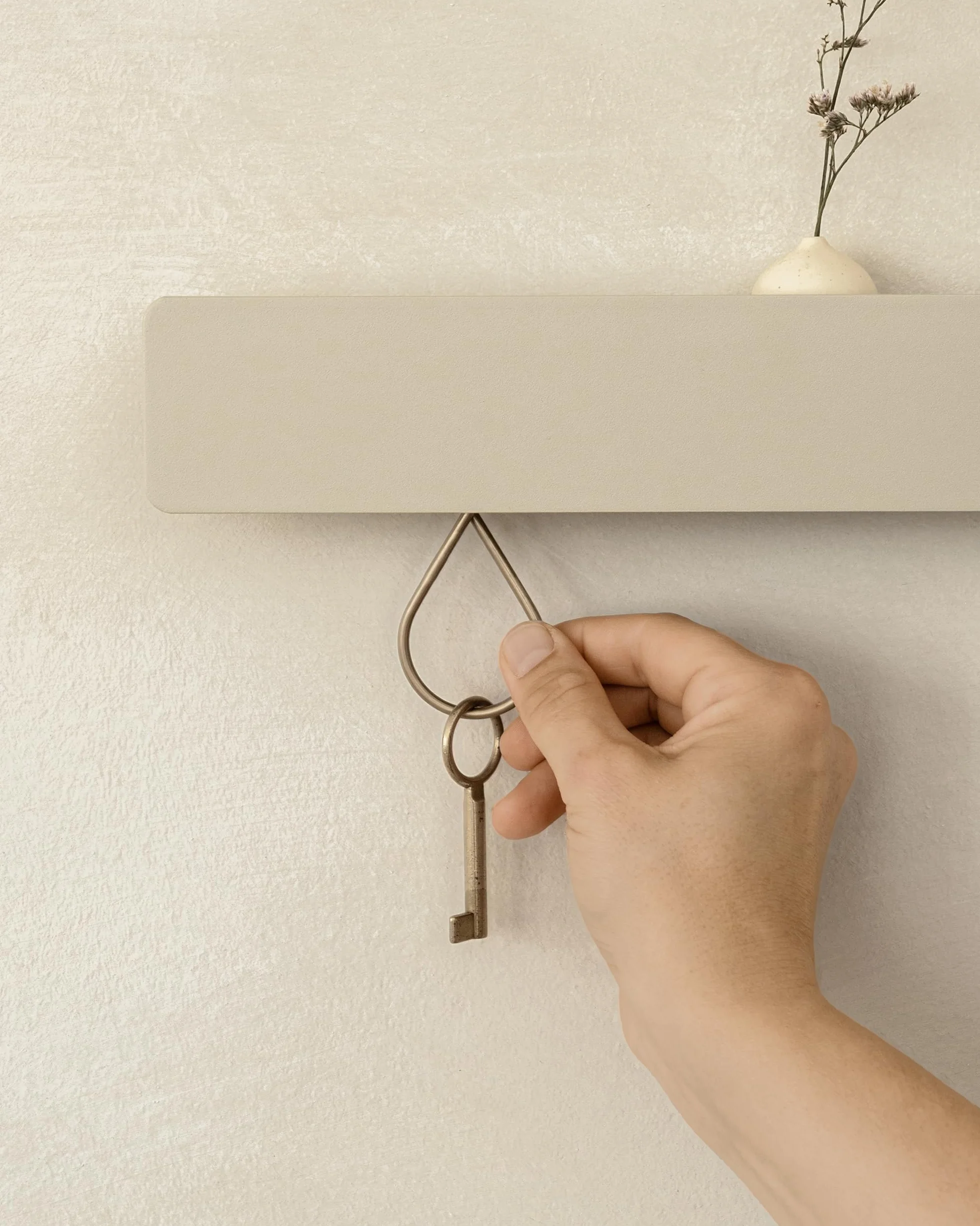 Kazai. Tablica na klucze 'Kian' | Minimalistyczny design haka z Berlina | Nowoczesny metalowy uchwyt z półką | Regał jako mebel do przedpokoju na ścianę | Taupe Piaskowy