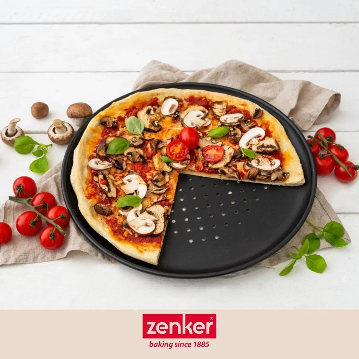 Zenker 7512 3-częściowy zestaw do pizzy, blacha do pizzy, okrągła blacha do pizzy, z otworami (Ø 32 cm), w zestawie nóż do pizzy i uchwyt, do pizzy, tarta, czarny