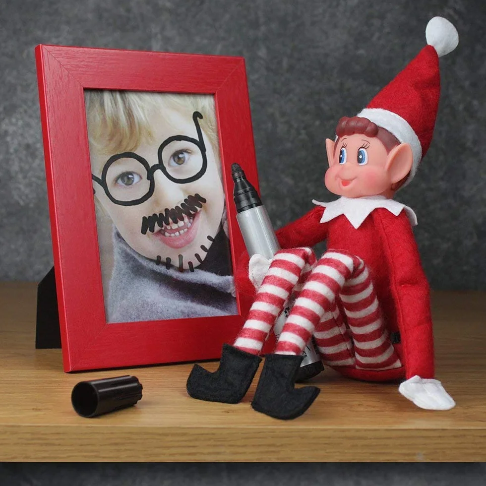 Elfie (chłopiec) zabawne i figlarne elfy zachowują się źle figura z miękkim ciałem i winylową twarzą, czerwona