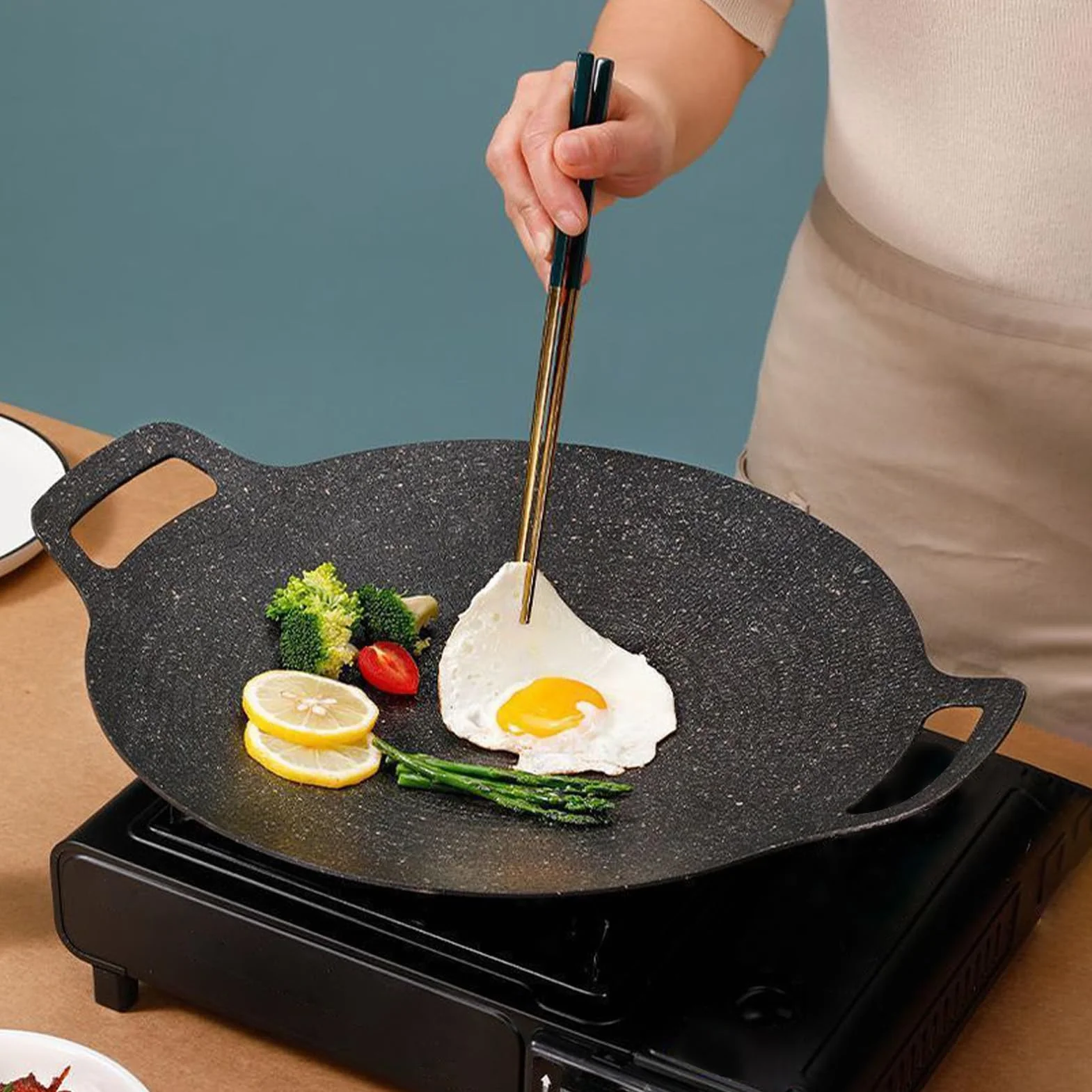 Koreańska patelnia grillowa - nieprzywierająca patelnia z uchwytami - zawiera rękawiczki i pęsety - idealna do naleśników, mięsa i żeber - Tial Kitchen sils